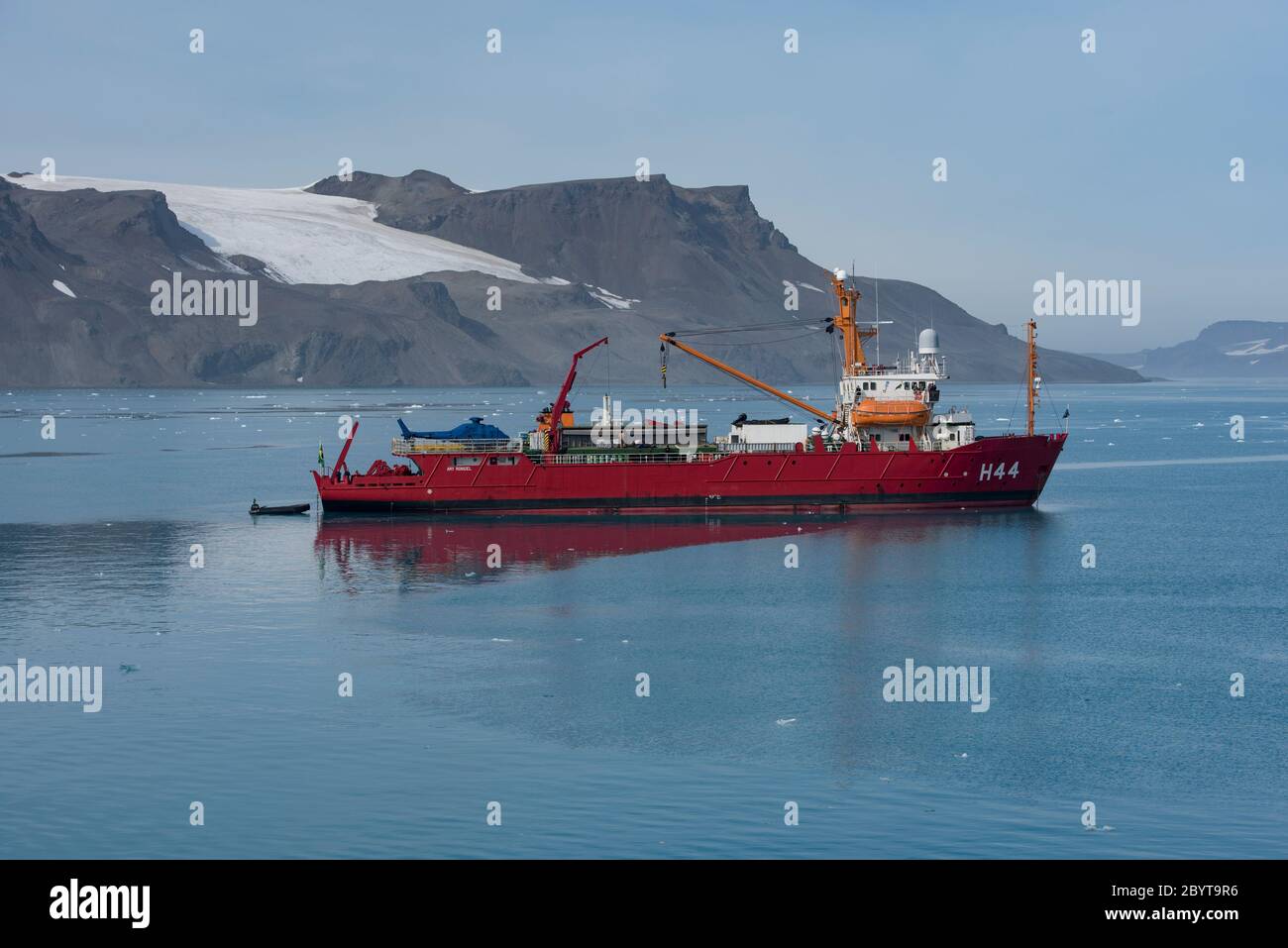 Un navire de recherche dans la baie Admiralty, sur l'île du Roi George, dans les îles Shetland Sud, en Antarctique. Banque D'Images