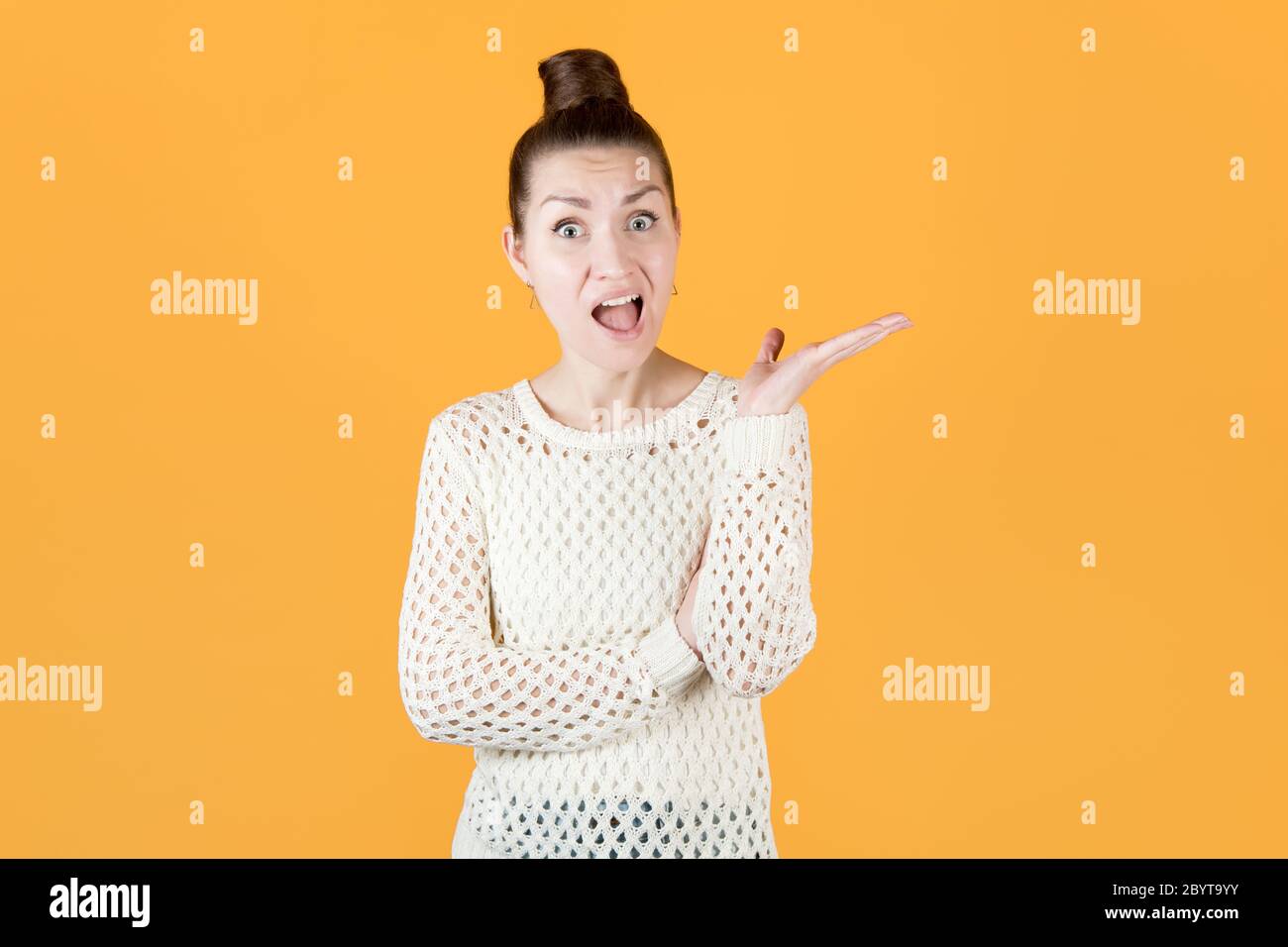 la fille est indignée et pose des questions, gestuelle Banque D'Images