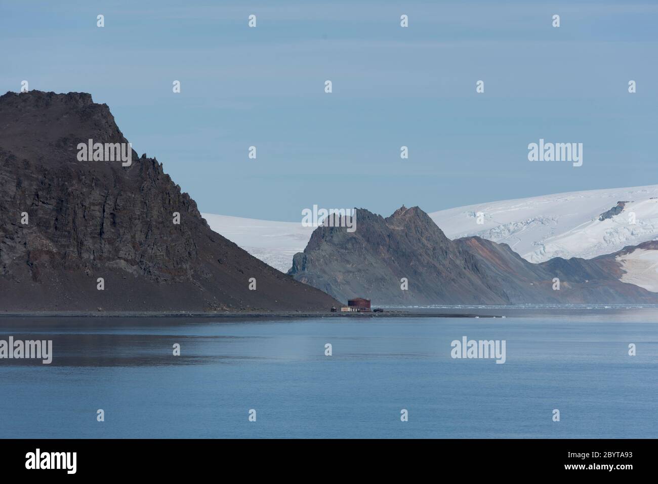 Une station de chasse à la baleine abandonnée, Admiralty Bay, sur l'île du Roi George, dans les îles Shetland Sud, en Antarctique. Banque D'Images