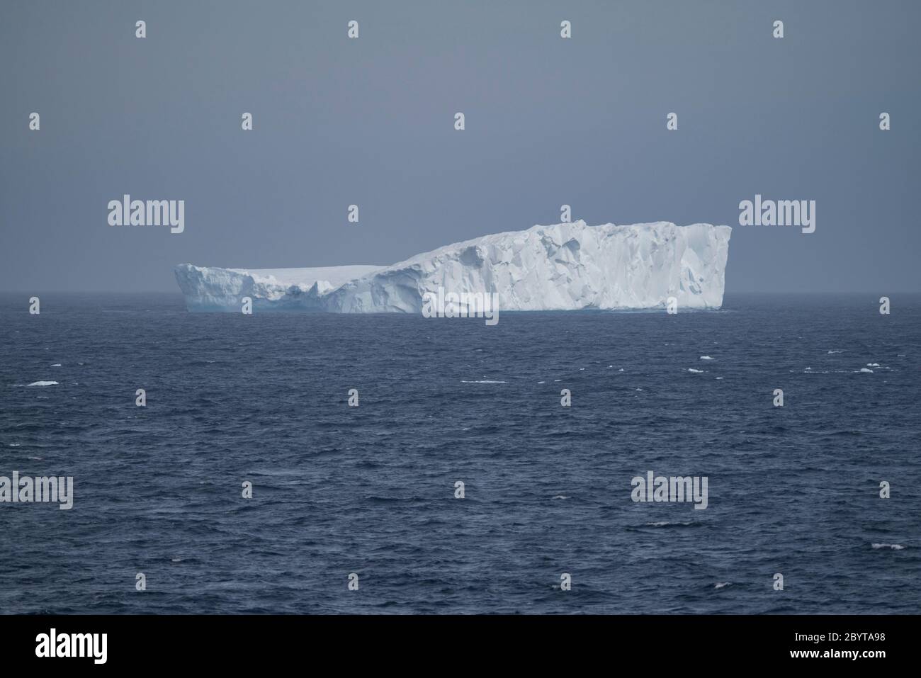 Un grand iceberg tabulaire dans le détroit de Bransfield, entre les îles Shetland Sud et la péninsule Antarctique, Antarctique Banque D'Images