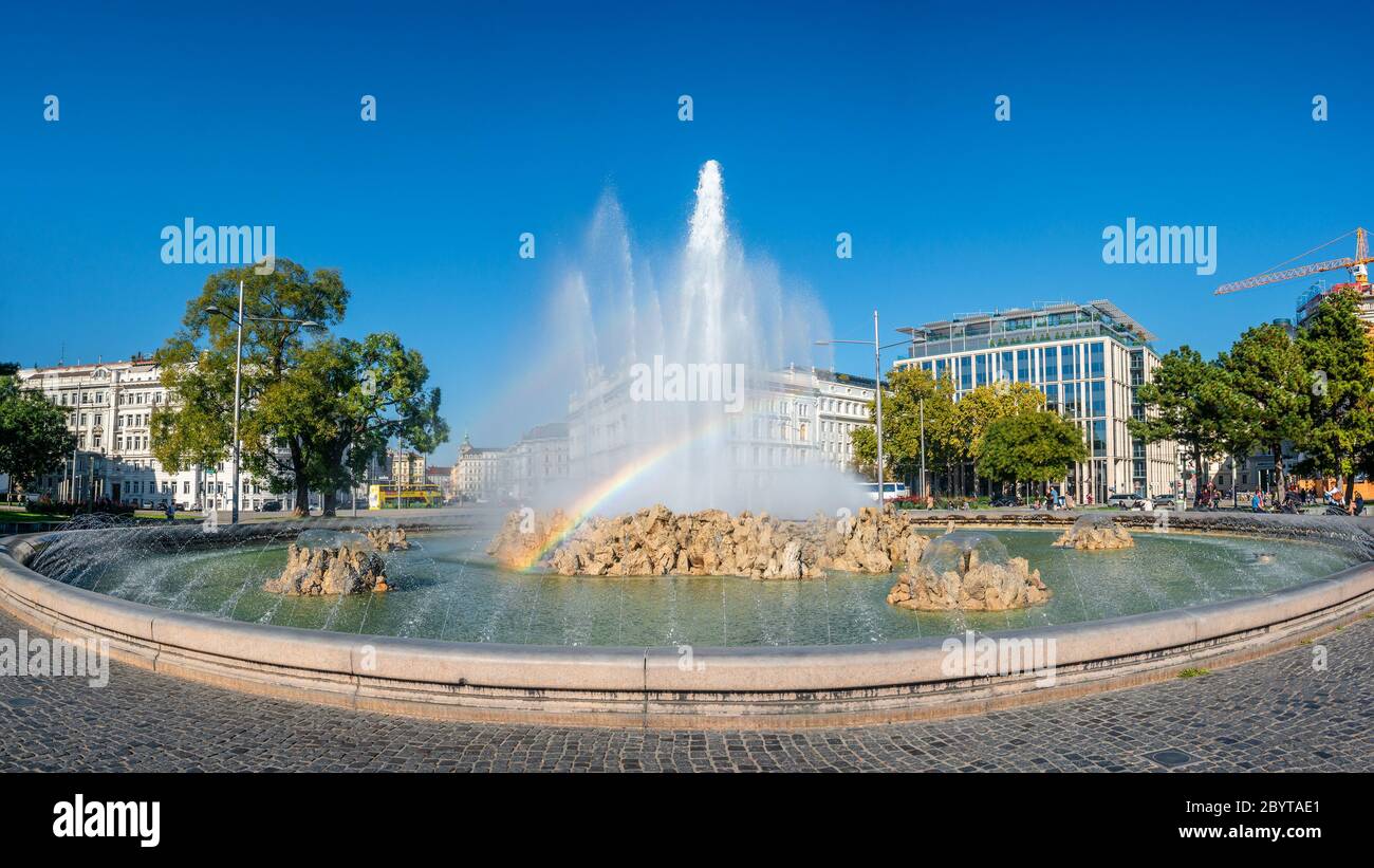 Vue panoramique de la fontaine appelée Hochstrahlbrunnen sur la place Schwarzenbergplatz au centre de Vienne illuminée par le coucher du soleil, l'Autriche, la proximité, le bleu s. Banque D'Images