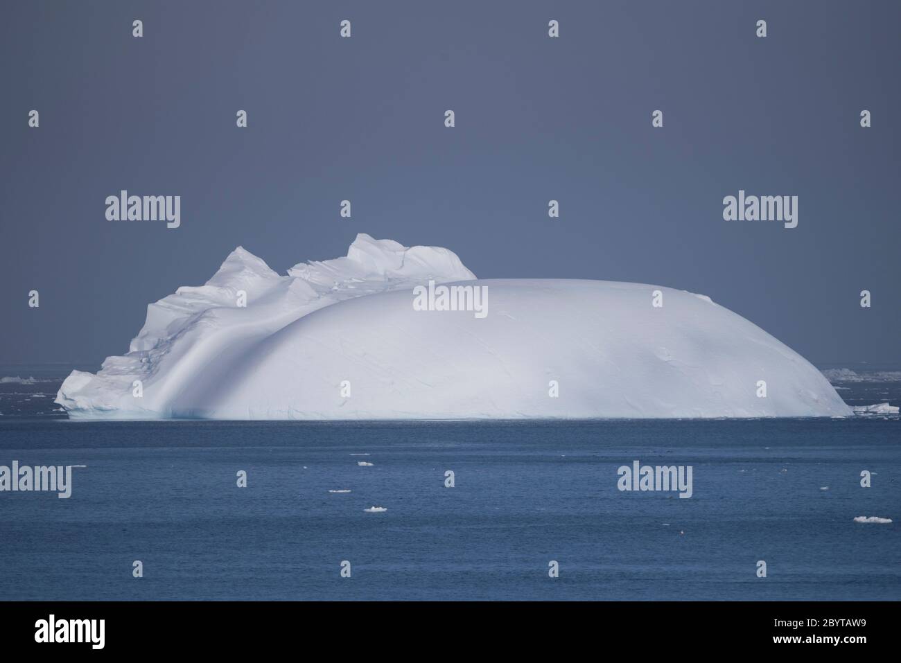 Un dôme iceberg dans la baie antarctique, la péninsule antarctique, l'Antarctique. Banque D'Images