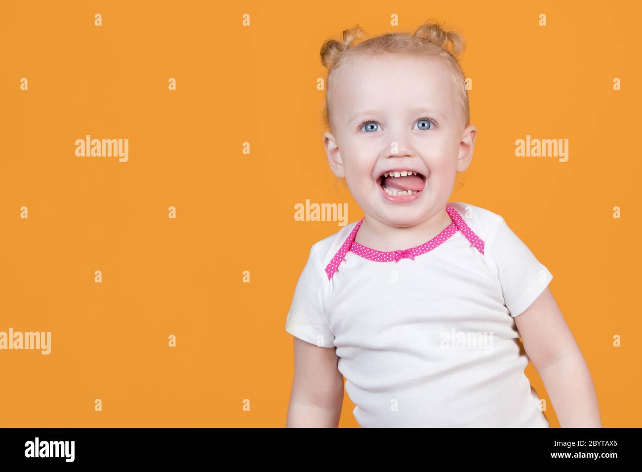 La Petite Fille Grimace En Collant Sa Langue Drole De Bebe Isole Photo Stock Alamy