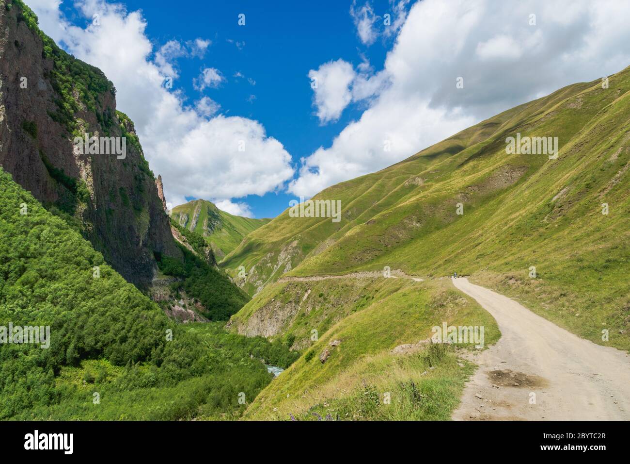 Vallée de Truso et gorge trekking / randonnée paysage, à Kazbegi, Géorgie. La vallée de Truso est une route pittoresque de trekking Banque D'Images