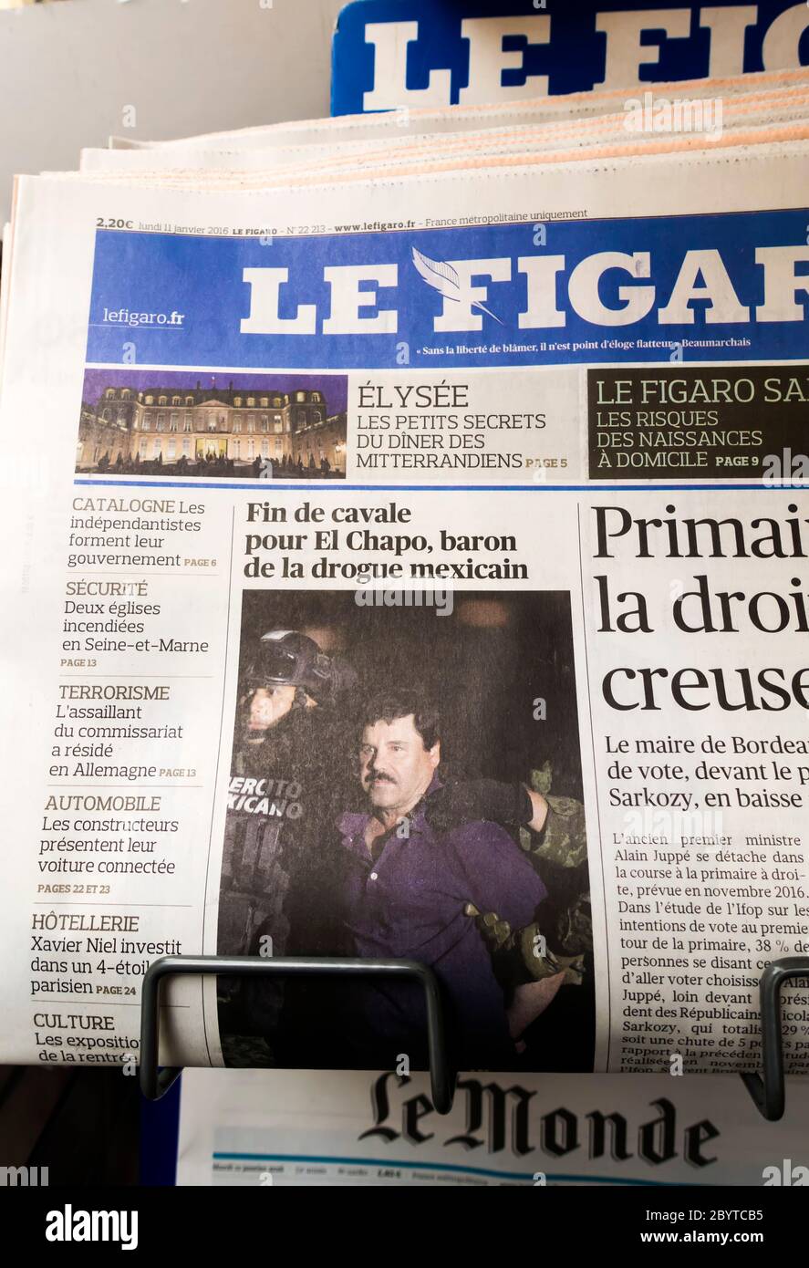 Arrestation de la drogue mexicaine lord Joaquín 'El Chapo' Guzmán fait les gros titres dans le monde entier, y compris les journaux français Banque D'Images