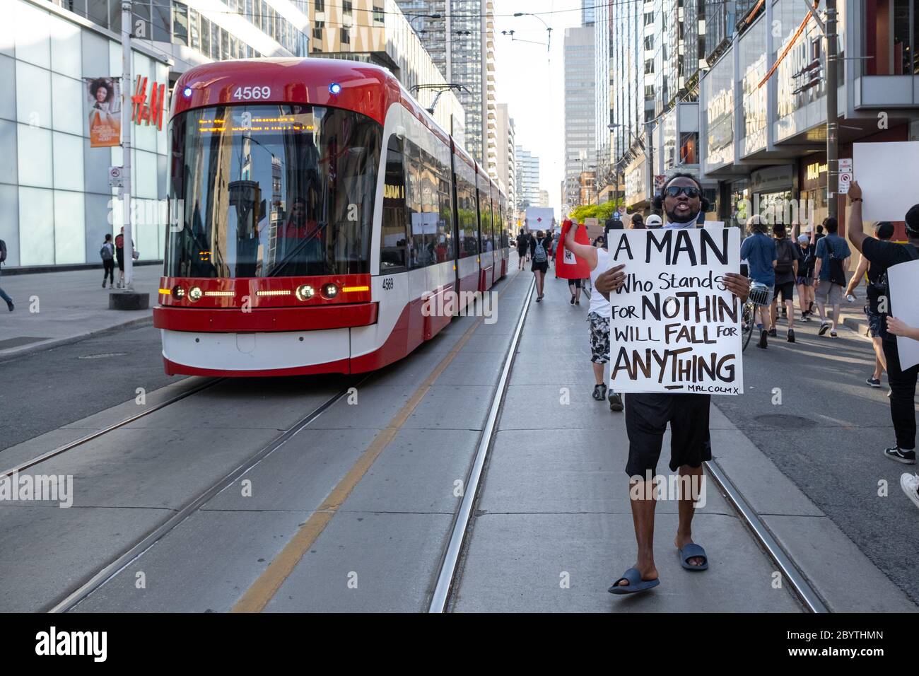 Un Manifestant Cite Malcolm X Lors D Une Manifestation Black Lives Matter A Toronto En Ontario Photo Stock Alamy