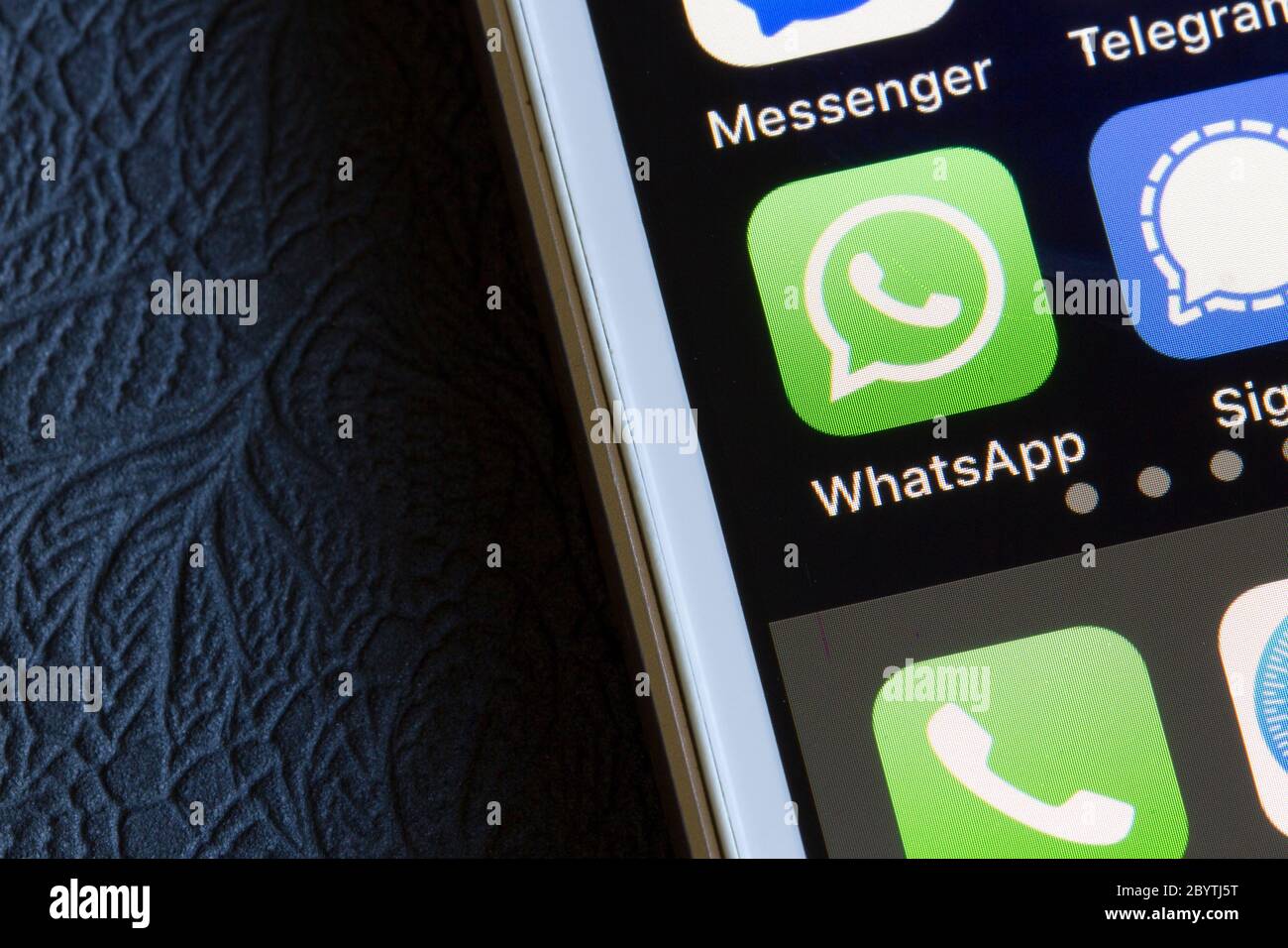 L'icône de l'application mobile WhatsApp de Facebook Inc. Est visible sur un iPhone le 17 avril 2020. Banque D'Images