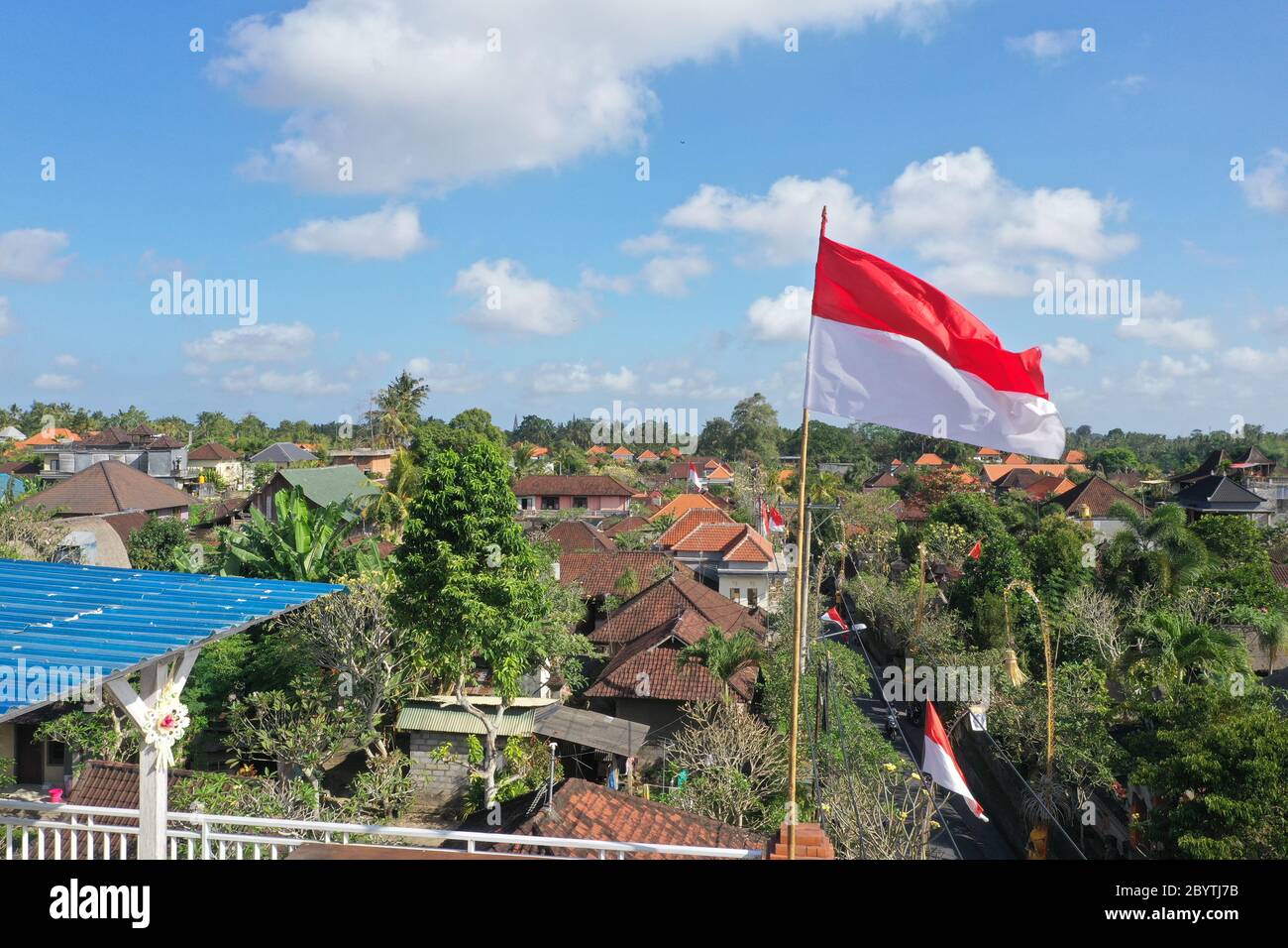 Drapeau indonésien survolant la ville d'Ubud Banque D'Images