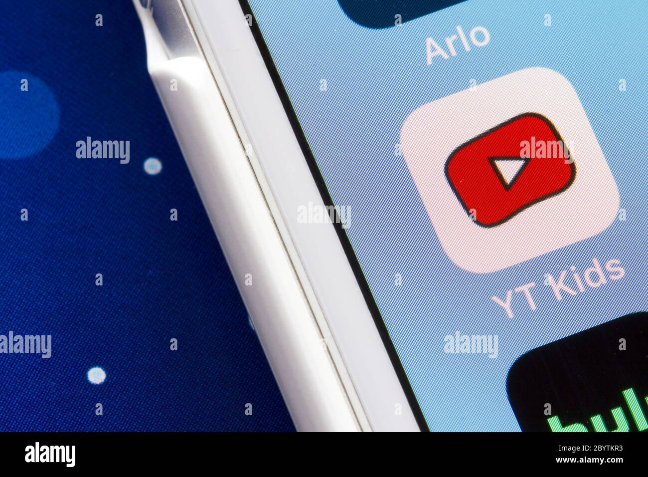 L'icône de l'application YouTube Kids s'affiche sur un iPhone. La version pour enfants est orientée vers les enfants, avec des sélections de contenu et des fonctions de contrôle parental. Banque D'Images