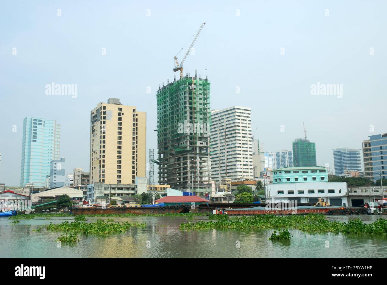 Appartements, rivière Pasig, San Nicolas, Manille, Philippines. Banque D'Images