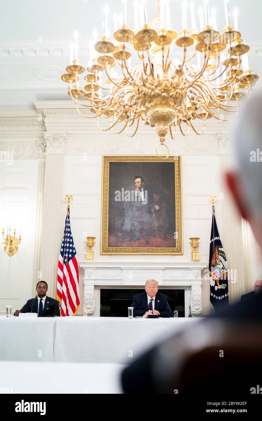 Le président américain Donald Trump, au centre, écoute les remarques lors d'une table ronde avec les forces de l'ordre dans la salle à manger de l'État de la Maison Blanche le 8 juin 2020 à Washington, D.C. au cours de l'événement Trump a soutenu la police à propos des manifestations en cours de Black Lives Matter qui balaient la nation. Banque D'Images