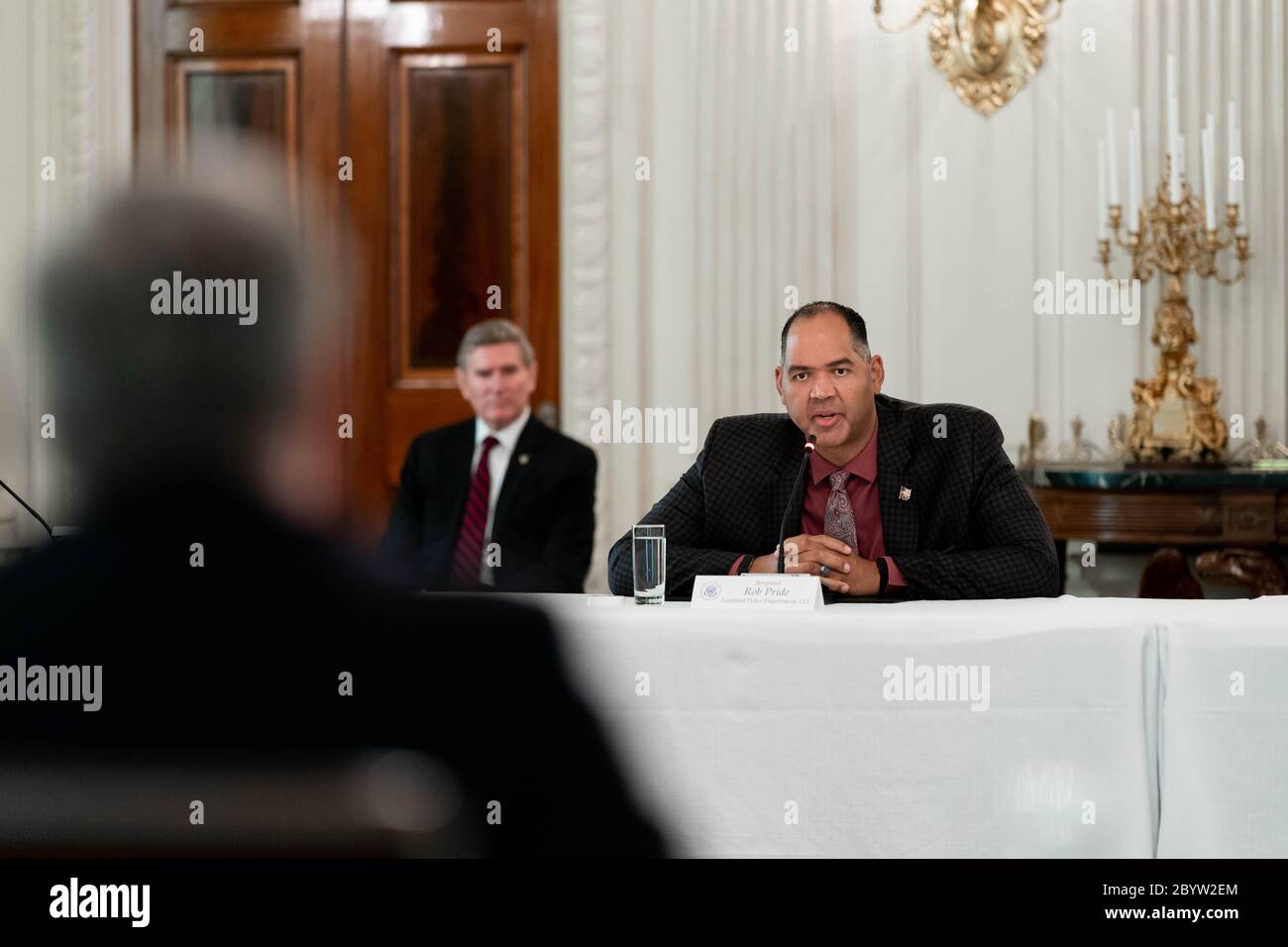 Le président américain Donald Trump écoute le sergent de police de Loveland Colorado. Rob Pride lors d'une table ronde avec les forces de l'ordre dans la salle à manger de l'État de la Maison Blanche le 8 juin 2020 à Washington, D.C. lors de l'événement, Trump a soutenu la police à propos des manifestations en cours de Black Lives Matter qui balaient la nation. Banque D'Images