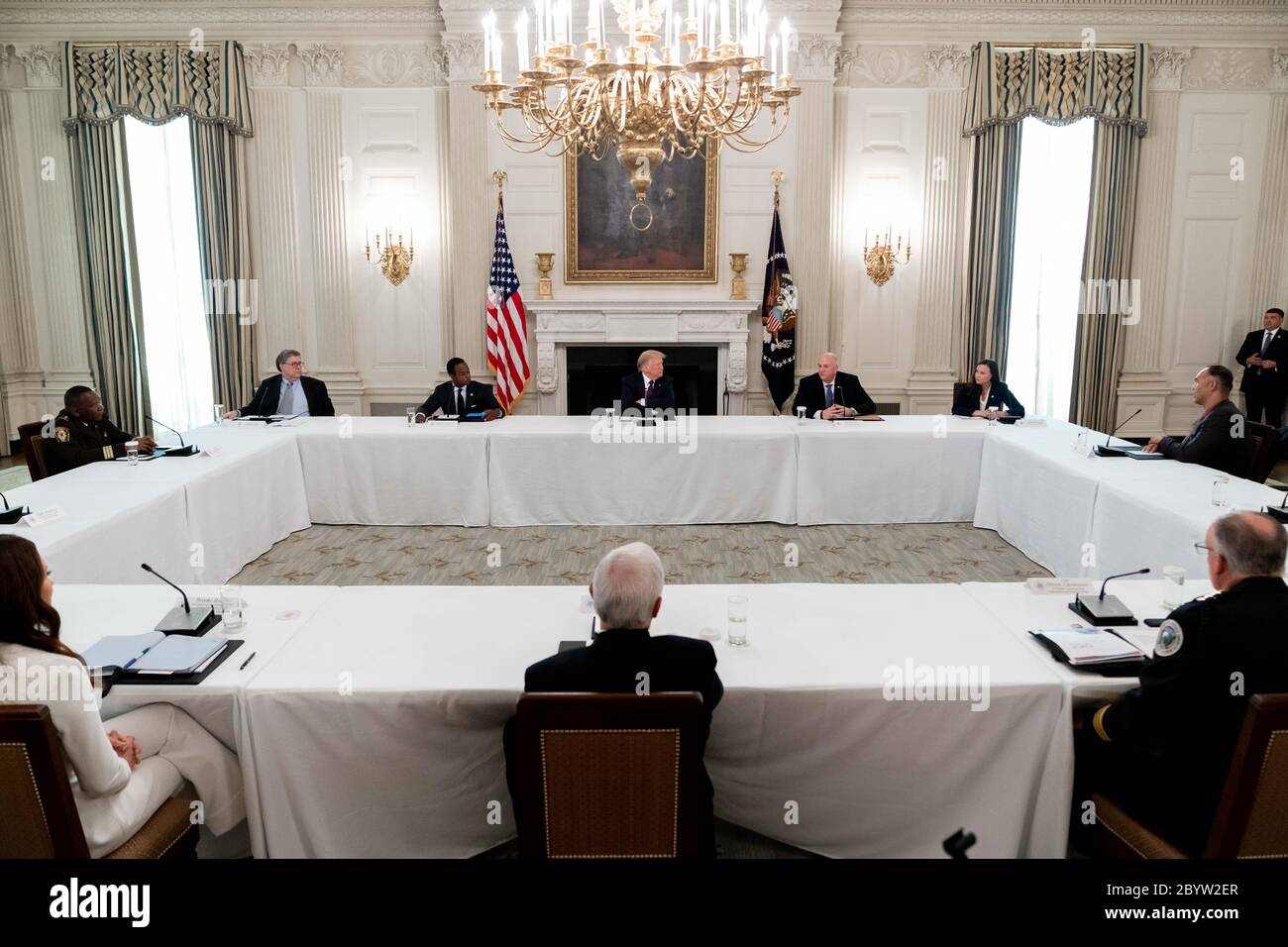 Le président américain Donald Trump, au centre, écoute les remarques lors d'une table ronde avec les forces de l'ordre dans la salle à manger de l'État de la Maison Blanche le 8 juin 2020 à Washington, D.C. au cours de l'événement Trump a soutenu la police à propos des manifestations en cours de Black Lives Matter qui balaient la nation. Banque D'Images