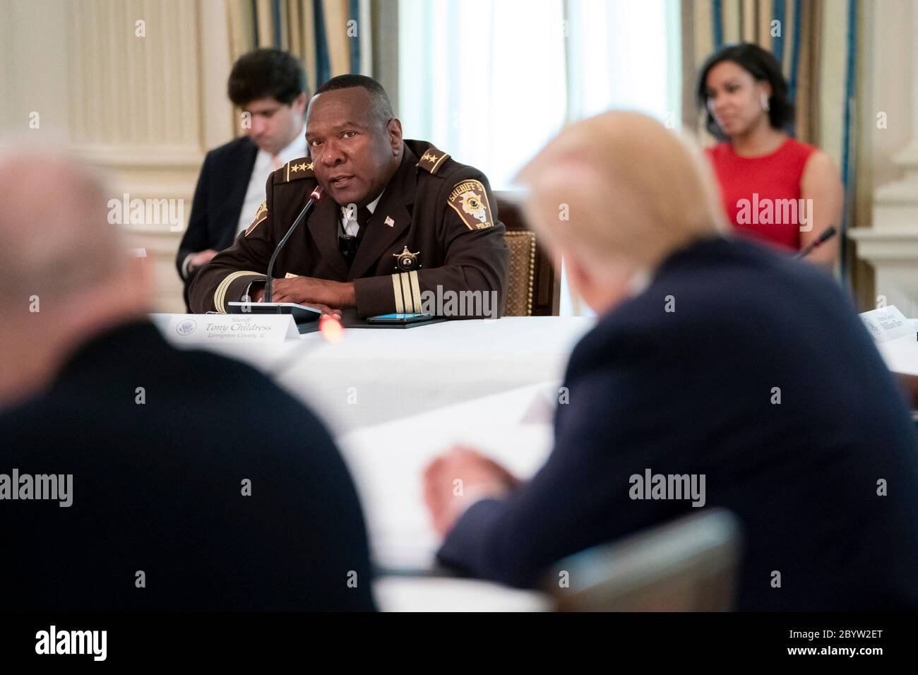 Le président américain Donald Trump, à droite, écoute le shérif Tony Childress de Livingston Illinois, lors d'une table ronde avec les forces de l'ordre dans la salle à manger de l'État de la Maison Blanche le 8 juin 2020 à Washington, D.C., au cours de l'événement où Trump a soutenu la police à propos des manifestations en cours de Black Lives Matter qui balaient la nation. Banque D'Images