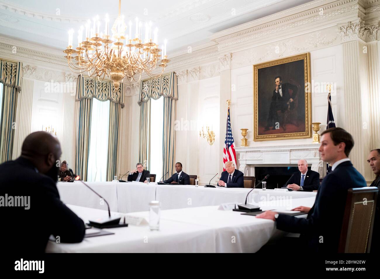 Le président américain Donald Trump, au centre, écoute les remarques lors d'une table ronde avec les forces de l'ordre dans la salle à manger de l'État de la Maison Blanche le 8 juin 2020 à Washington, D.C. au cours de l'événement Trump a soutenu la police à propos des manifestations en cours de Black Lives Matter qui balaient la nation. Banque D'Images