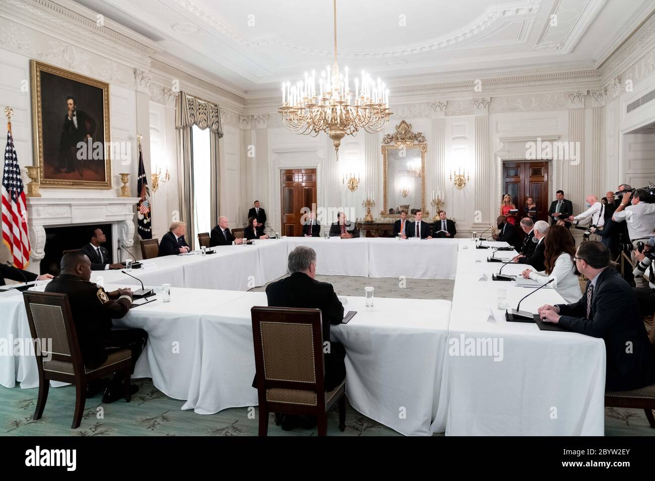 Le président américain Donald Trump, à gauche, écoute les remarques lors d'une table ronde avec les forces de l'ordre dans la salle à manger de l'État de la Maison Blanche le 8 juin 2020 à Washington, D.C., au cours de l'événement Trump a soutenu la police à propos des manifestations en cours de Black Lives Matter qui balaient la nation. Banque D'Images