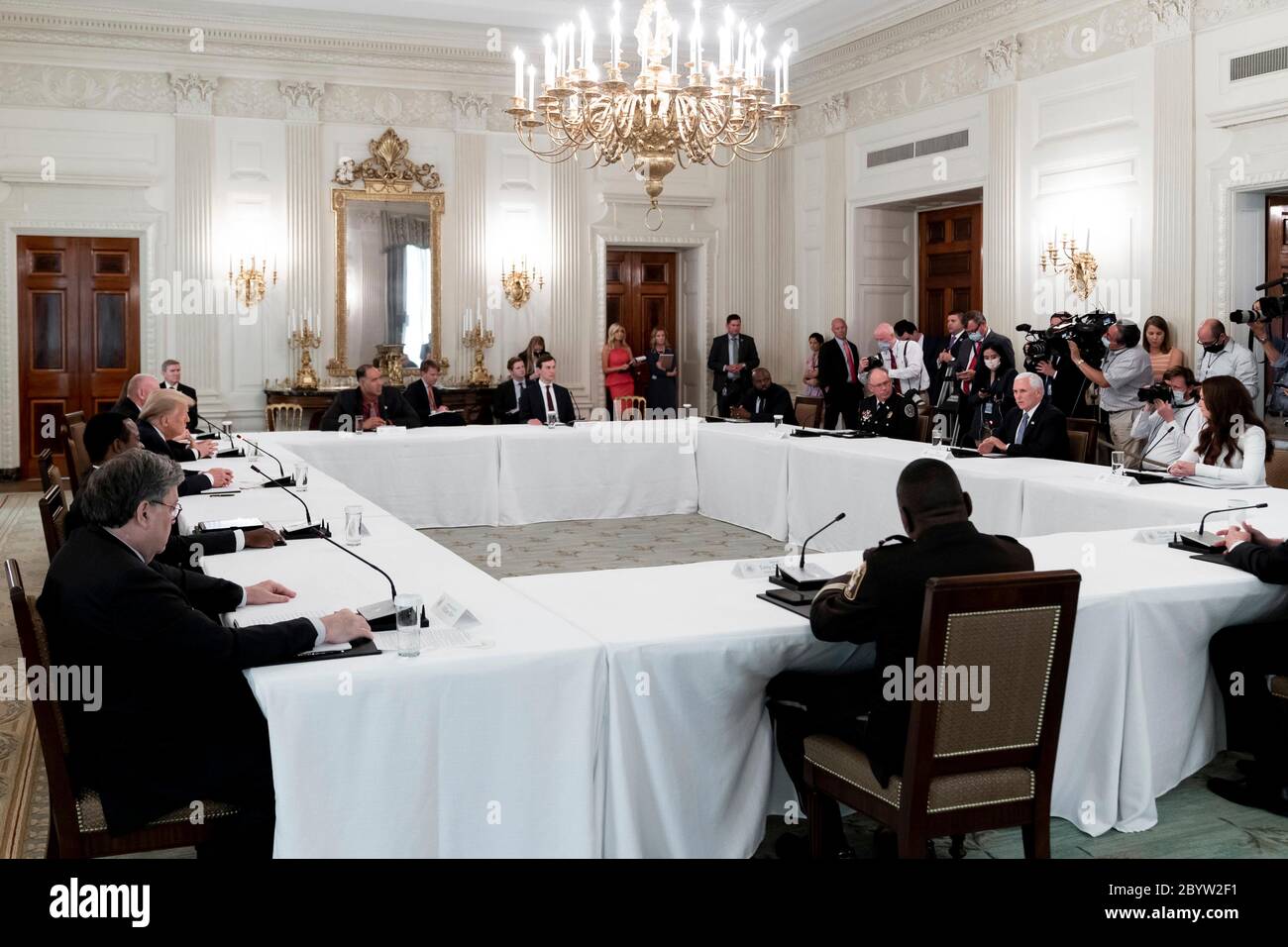 Le vice-président américain Mike Pence, à droite, prend la parole lors d'une table ronde avec les forces de l'ordre dans la salle à manger de l'État de la Maison Blanche le 8 juin 2020 à Washington, D.C., au cours de l'événement où Trump a soutenu la police à propos des manifestations en cours de la Black Lives Matter qui balaient la nation. Banque D'Images