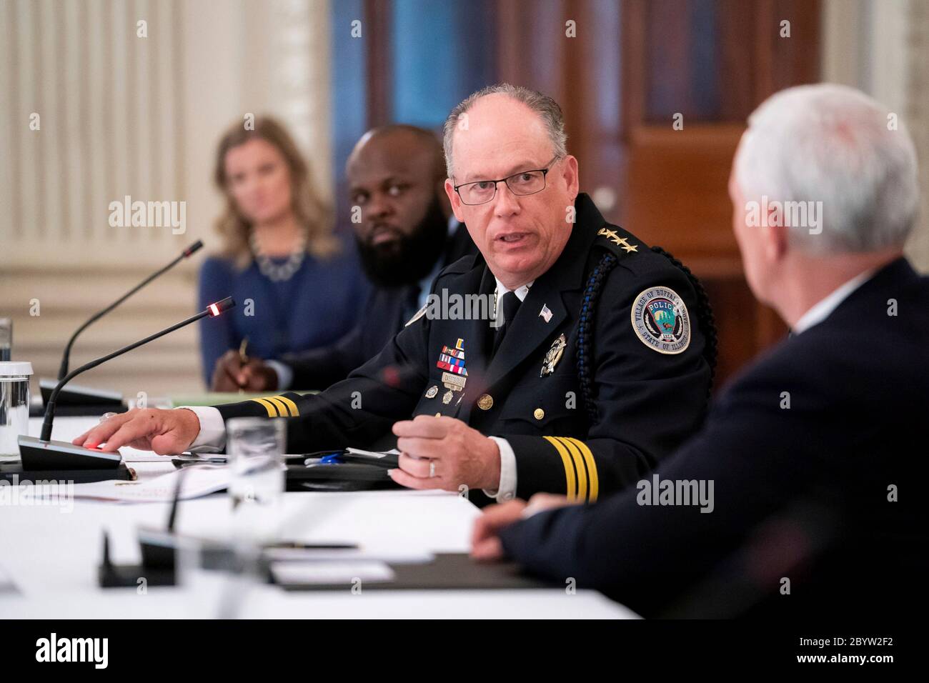 Le vice-président américain Mike Pence, à droite, écoute le chef de police de Buffalo Grove Illinois Steven Casstevens et président de l'Association internationale des chefs de police, lors d'une table ronde avec les forces de l'ordre dans la salle à manger de l'État de la Maison Blanche le 8 juin 2020 à Washington, Au cours de l'événement, Trump a soutenu la police à propos des manifestations en cours de Black Lives Matter qui balaye la nation. Banque D'Images