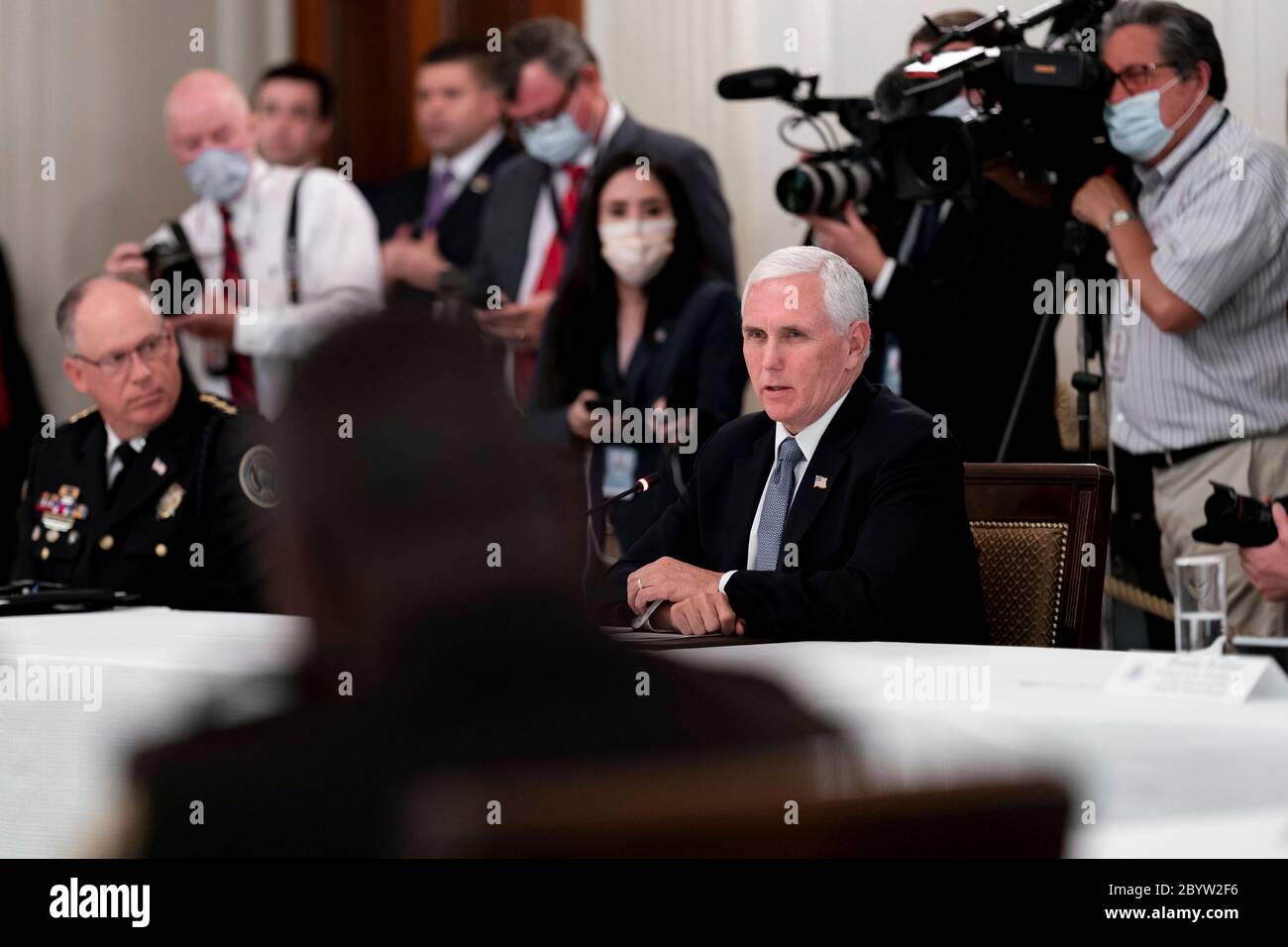 Le vice-président américain Mike Pence, à droite, prend la parole lors d'une table ronde avec les forces de l'ordre dans la salle à manger de l'État de la Maison Blanche le 8 juin 2020 à Washington, D.C., au cours de l'événement où Trump a soutenu la police à propos des manifestations en cours de la Black Lives Matter qui balaient la nation. Banque D'Images
