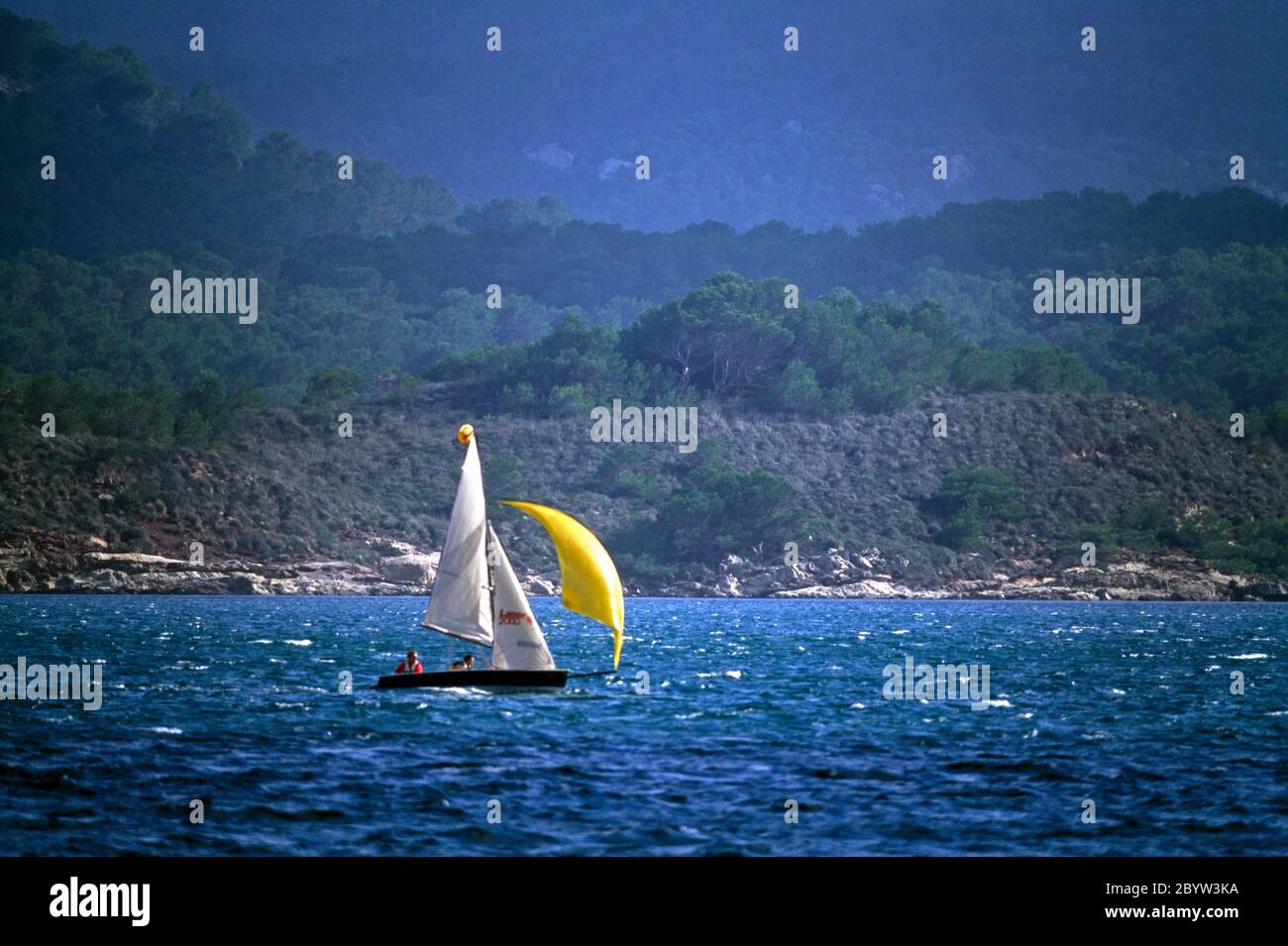 Menorca Iles Baléares Espagne Fornells bateau à voile Banque D'Images