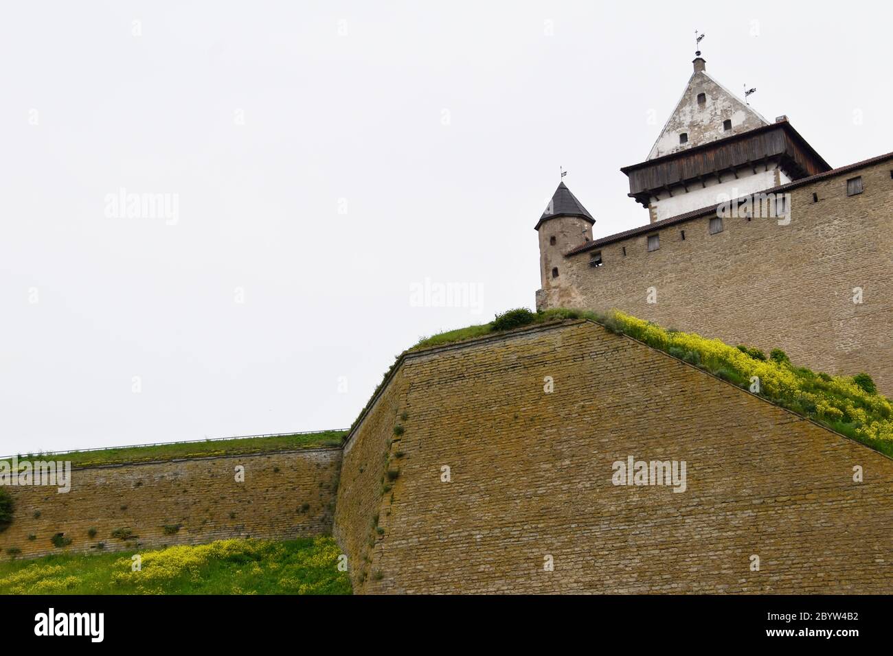 Vieux château de Narva en été. Banque D'Images