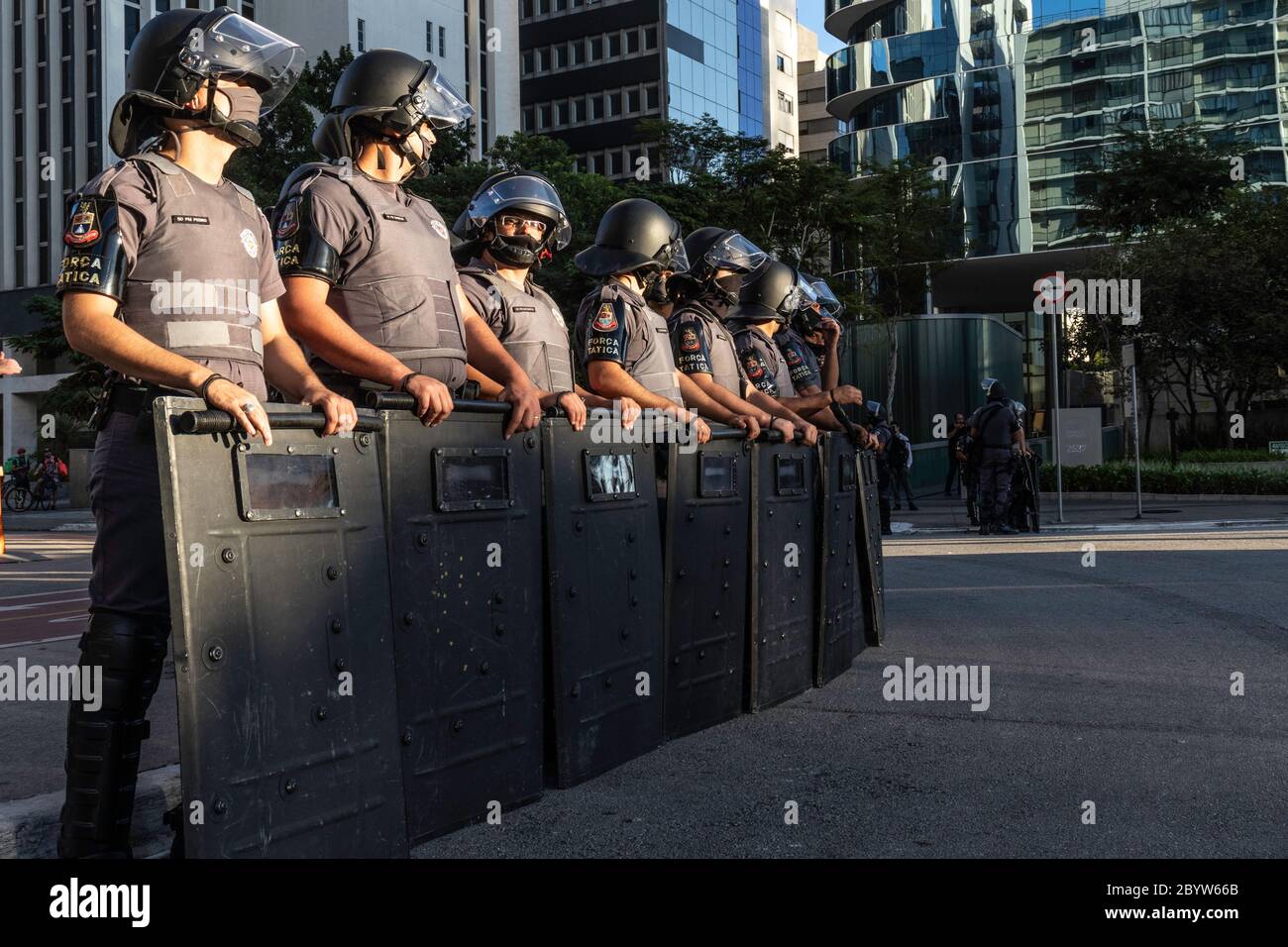 Sao Paulo, Brésil, 07 juin 2020. Riot prêt à empêcher l'entrée de manifestants en faveur de la démocratie et contre le gouvernement Bolsonaro sur l'avenue Paulista à Sao Paulo Banque D'Images