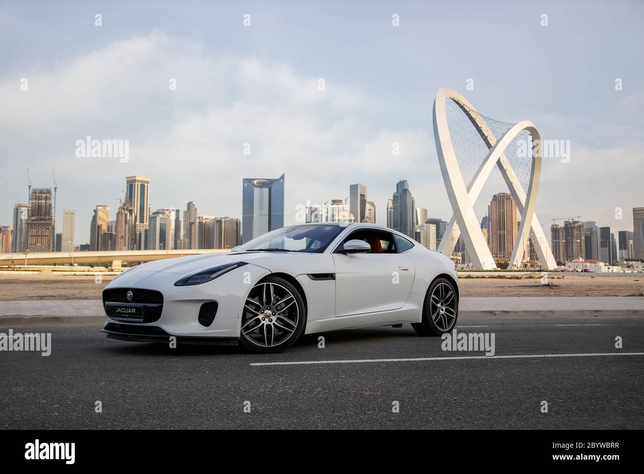 Voiture de sport Jaguar F-Type V8S Cabriolet blanc sur la route de Doha Banque D'Images