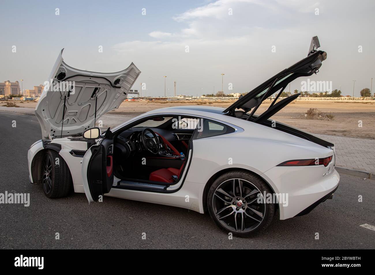 Voiture de sport Jaguar F-Type V8S Cabriolet blanc sur la route de Doha Banque D'Images