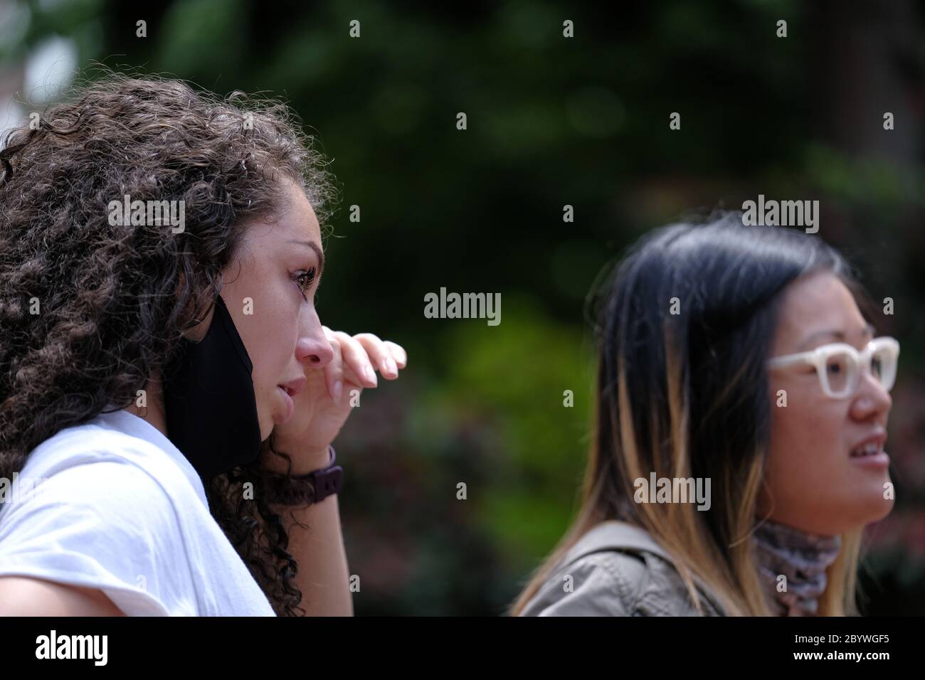 Portland, États-Unis. 10 juin 2020. Kayla Washington élimine les larmes, car ne tirez pas sur Portland et Care NOT COPS, lors des manifestations contre la brutalité policière à Portland, en Oregon, le 10 juin 2020, se sont déroulées pour un rassemblement du « Fonds de police de Portland » sur Terry Shrunk Plaza. Jason, le père de Kayla, a été tué par des officiers de l'Université d'État de Portland en juin 2018 alors qu'il essayait de briser un combat. (Photo par Alex Milan Tracy/Sipa USA) crédit: SIPA USA/Alay Live News Banque D'Images
