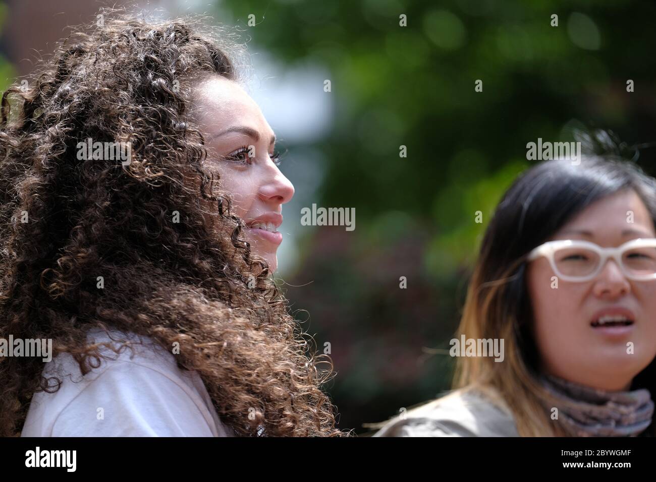 Portland, États-Unis. 10 juin 2020. Kayla Washington sourit alors que la foule dirigée par Don't Shoot Portland et Care Not COPS scanne le nom de son père lors d'un rassemblement « Fonds de police de Portland » à Terry Shrunk Plaza, alors que les manifestations contre la brutalité policière à Portland, en Oregon, se poursuivent le 10 juin 2020. Jason, le père de Kayla, a été tué par des officiers de l'Université d'État de Portland en juin 2018 alors qu'il essayait de briser un combat. (Photo par Alex Milan Tracy/Sipa USA) crédit: SIPA USA/Alay Live News Banque D'Images