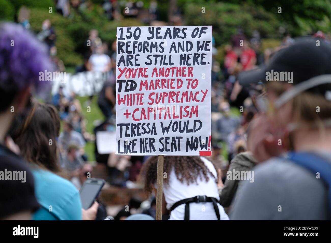 Portland, États-Unis. 10 juin 2020. Un panneau soutient Teressa Raiford pour le maire comme ne pas tirer Portland et Care NOT COPS tient un rassemblement « Fonds de police Portland Bureau » à Terry Shrunk Plaza lors des manifestations en cours contre la brutalité policière à Portland, en Oregon, le 10 juin 2020. (Photo par Alex Milan Tracy/Sipa USA) crédit: SIPA USA/Alay Live News Banque D'Images