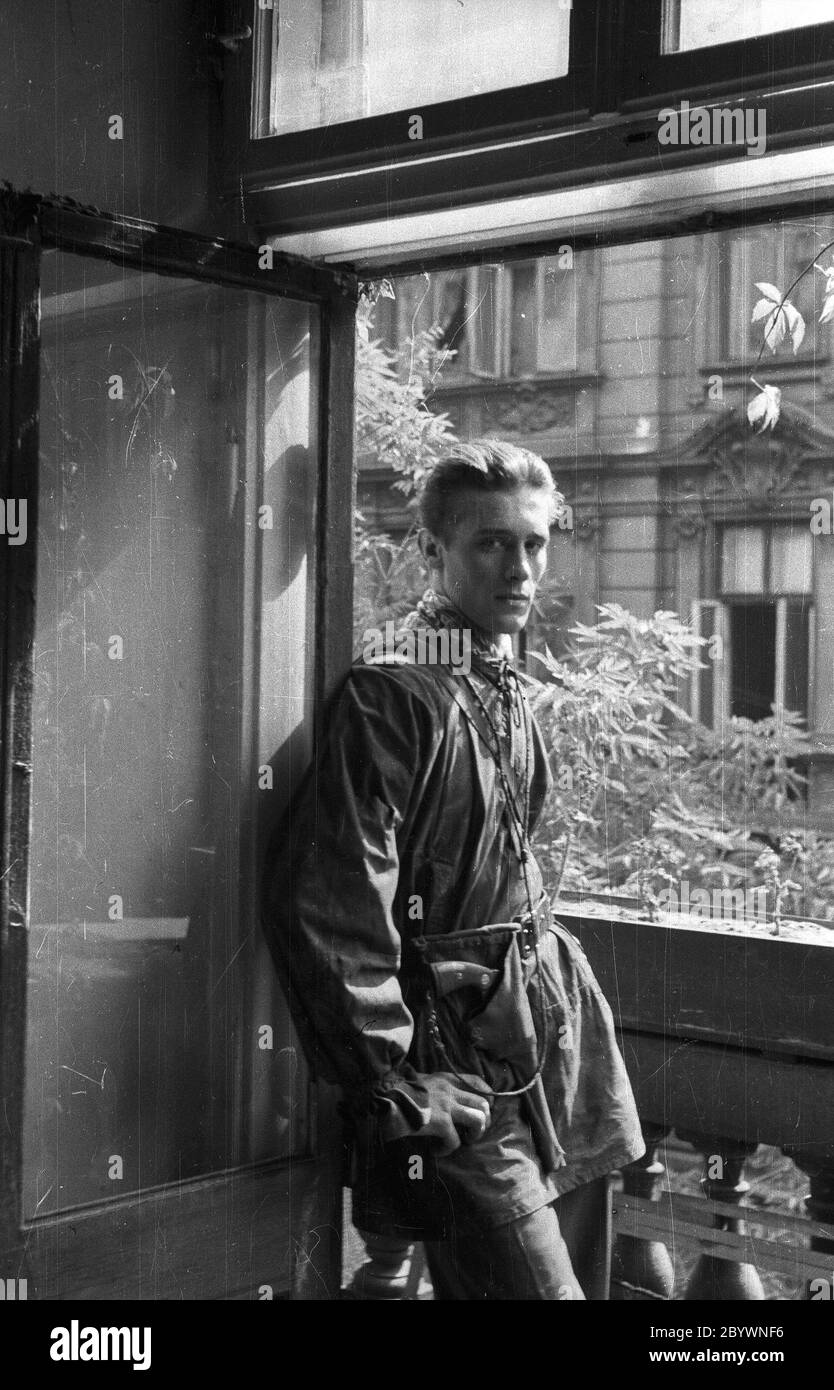 Soulèvement de Varsovie: Wiesław Chrzanowski 'Wiesław' de la Compagnie 'Anna' du Bataillon 'Gustaw' dans une maison de ville au 16, rue Wilcza ca. Septembre 1944 Banque D'Images