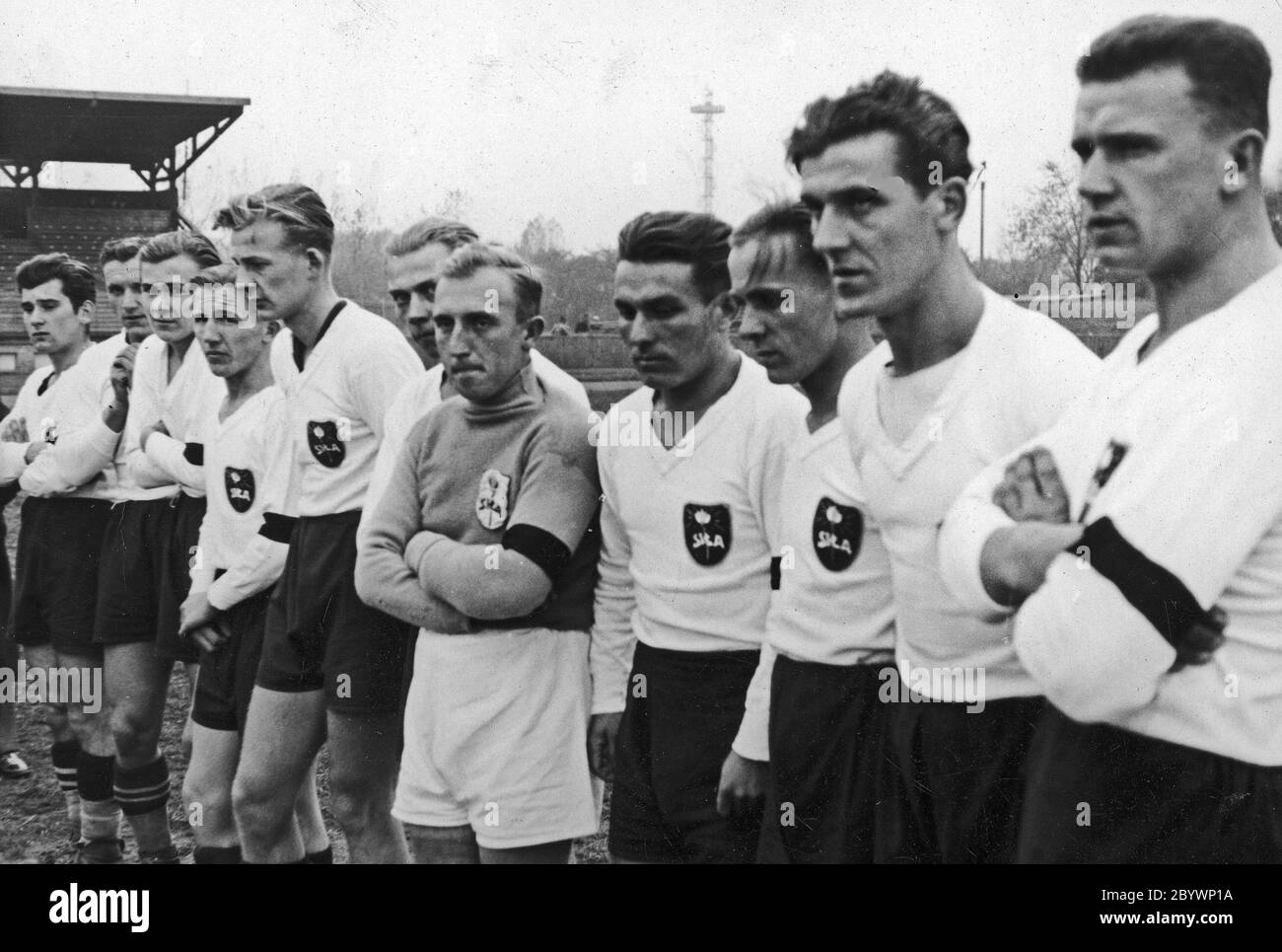 Les joueurs de football du Club sportif polonais Siła Trzyniec pendant le match contre Chorzów à Katowice ca. 1938 Banque D'Images