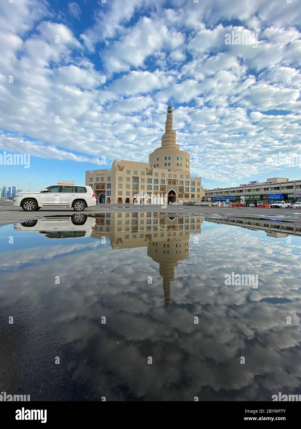 Célèbre mosquée Fanar de Doha avec ciel nuageux Banque D'Images