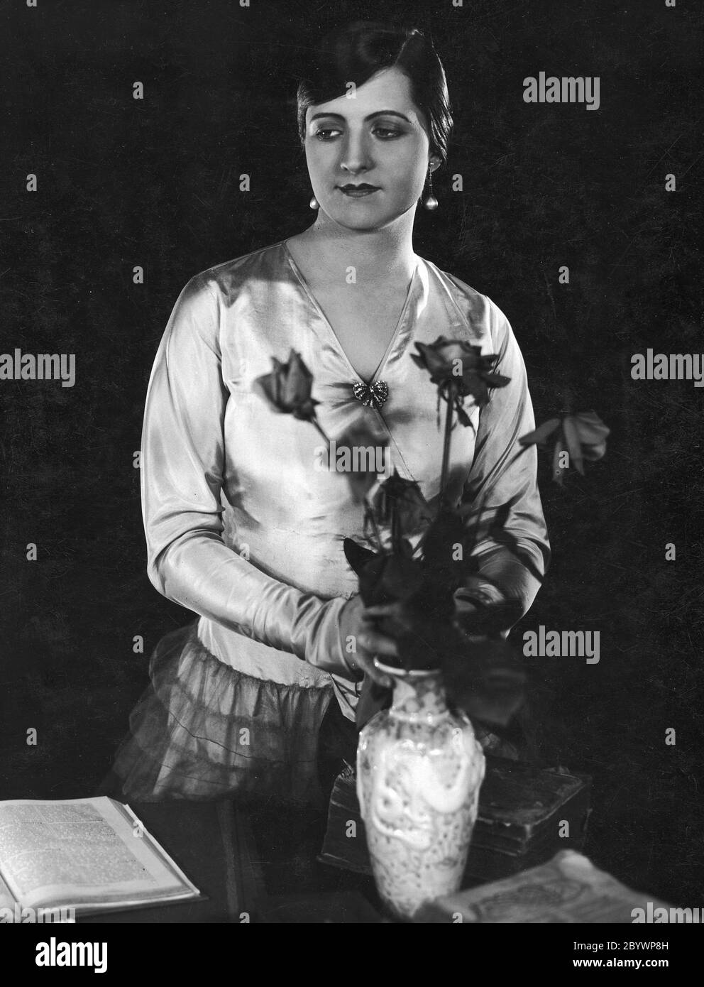 Jadwiga Smosarska dans une des scènes de film Tajemnica starego rodu ca. 1928 Banque D'Images