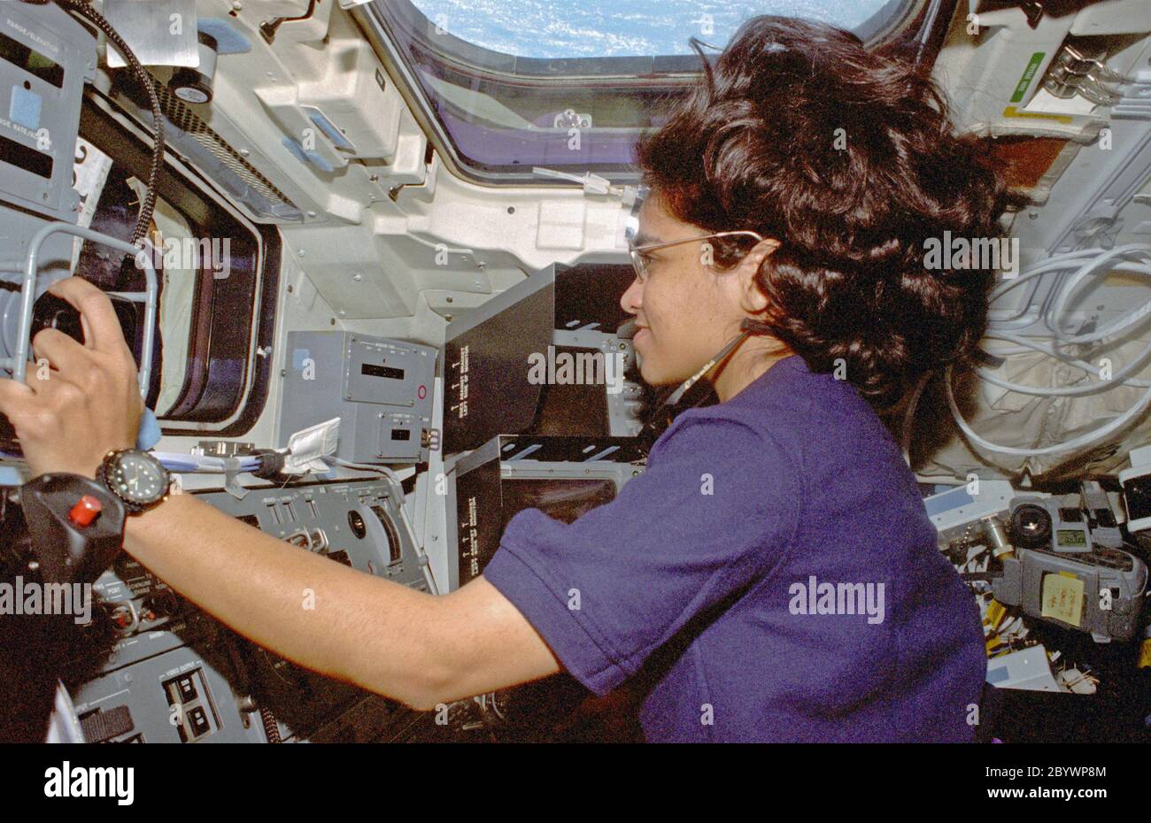 (19 novembre - 5 décembre 1997) --- l'astronaute Kalpana Chawla, spécialiste de la mission, exploite le système de manipulateur à distance (RMS) de la navette spatiale Columbia sur le pont arrière lors des opérations avec le satellite Spartan 201. Kalpana Chawla s'est jointe à quatre autres astronautes et à un spécialiste ukrainien de la charge utile pour 16 jours de recherche sur orbite terrestre à l'appui de la mission États-Unis Microgravitation Payload 4 (USMP-4). Les couleurs bleu clair et blanc associées à la planète domestique voisine de l'équipage sont visibles dans la fenêtre au pavillon. Banque D'Images