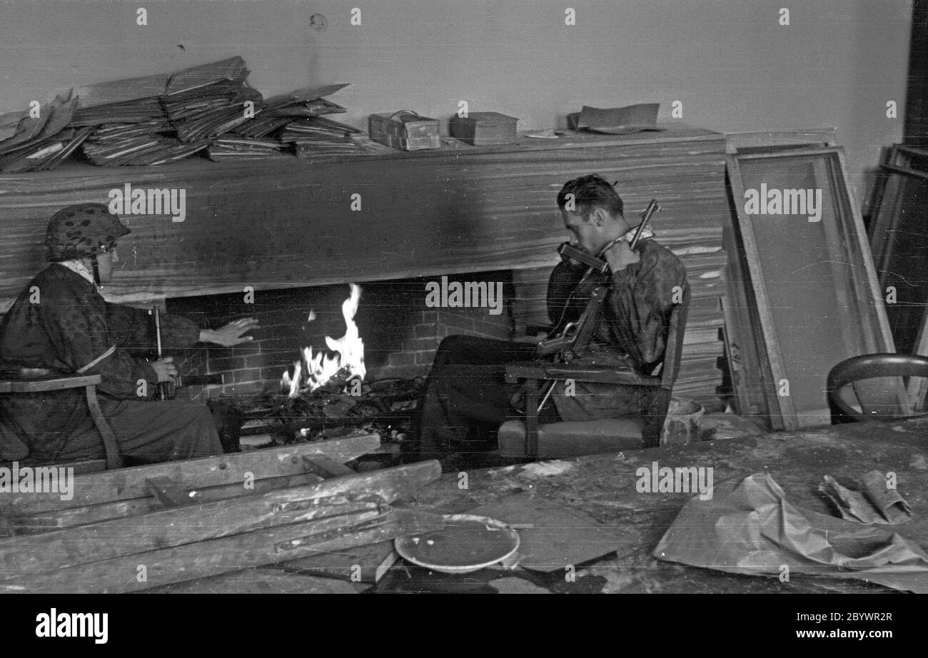 Soulèvement de Varsovie: Wiesław Chrzanowski 'Wiesław' (avec une mitrailleuse MP40) et Jerzy Sikorski 'Sixton' (à gauche) de la compagnie 'Anna' de batallion 'Gustaw' dans la maison sur Jasna 19 rue après la reddition ca. 1944 Banque D'Images