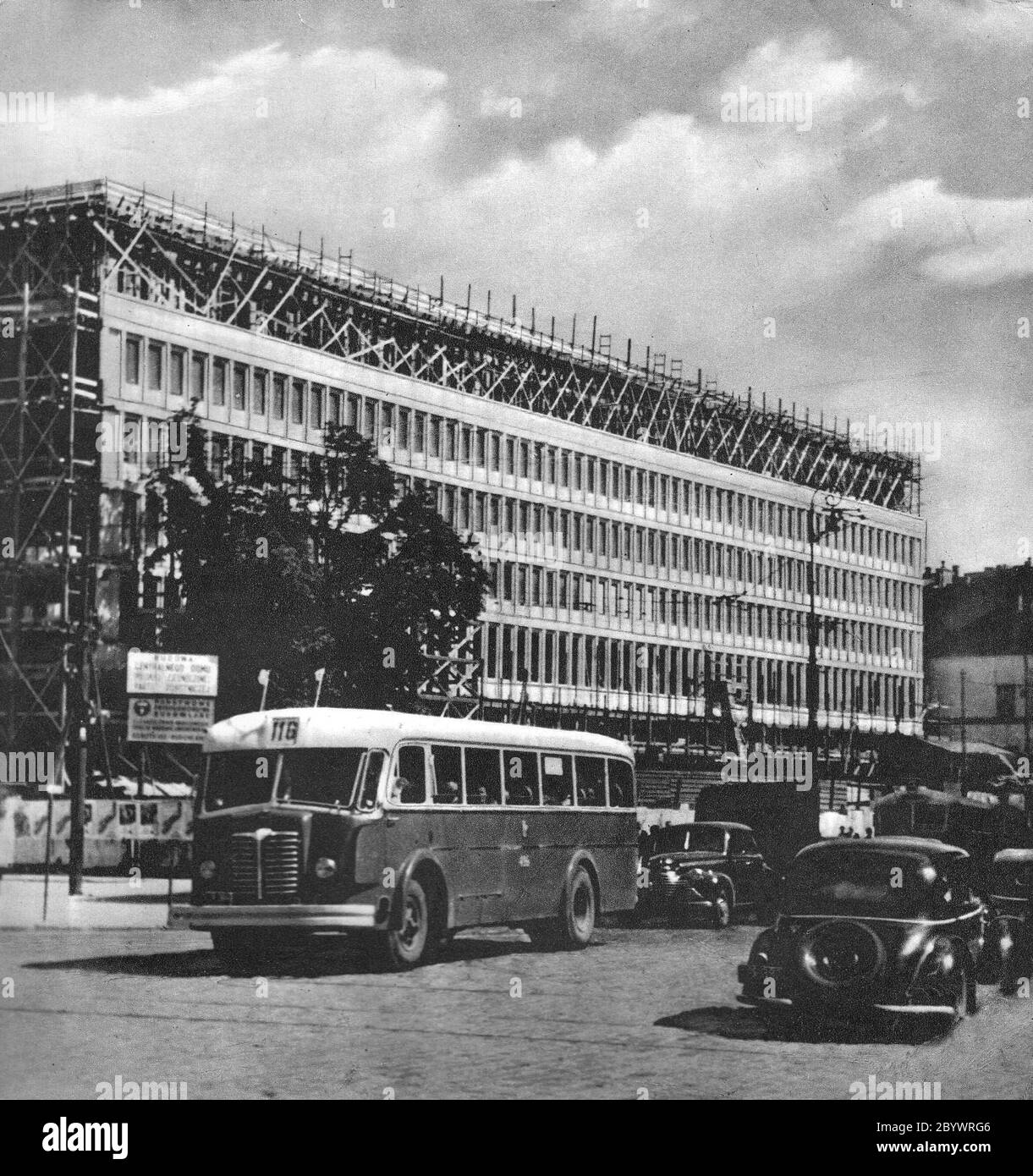 Construction du siège du Comité central du Parti des travailleurs Unis polonais à Varsovie ca. 1950 Banque D'Images