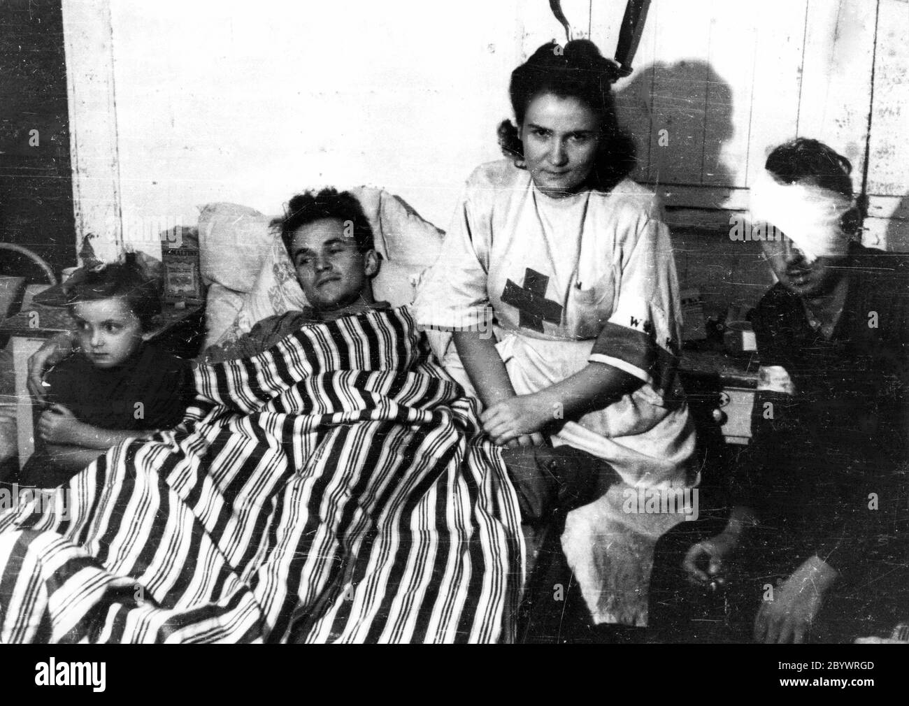 Soulèvement de Varsovie: L'infirmière Janina Stęczniewska 'Inka' avec sa fille Hania et l'insurgé blessé Edmund Michniewski 'iś' dans l'hôpital de la compagnie 'Koszta' ca. Août 1944 Banque D'Images