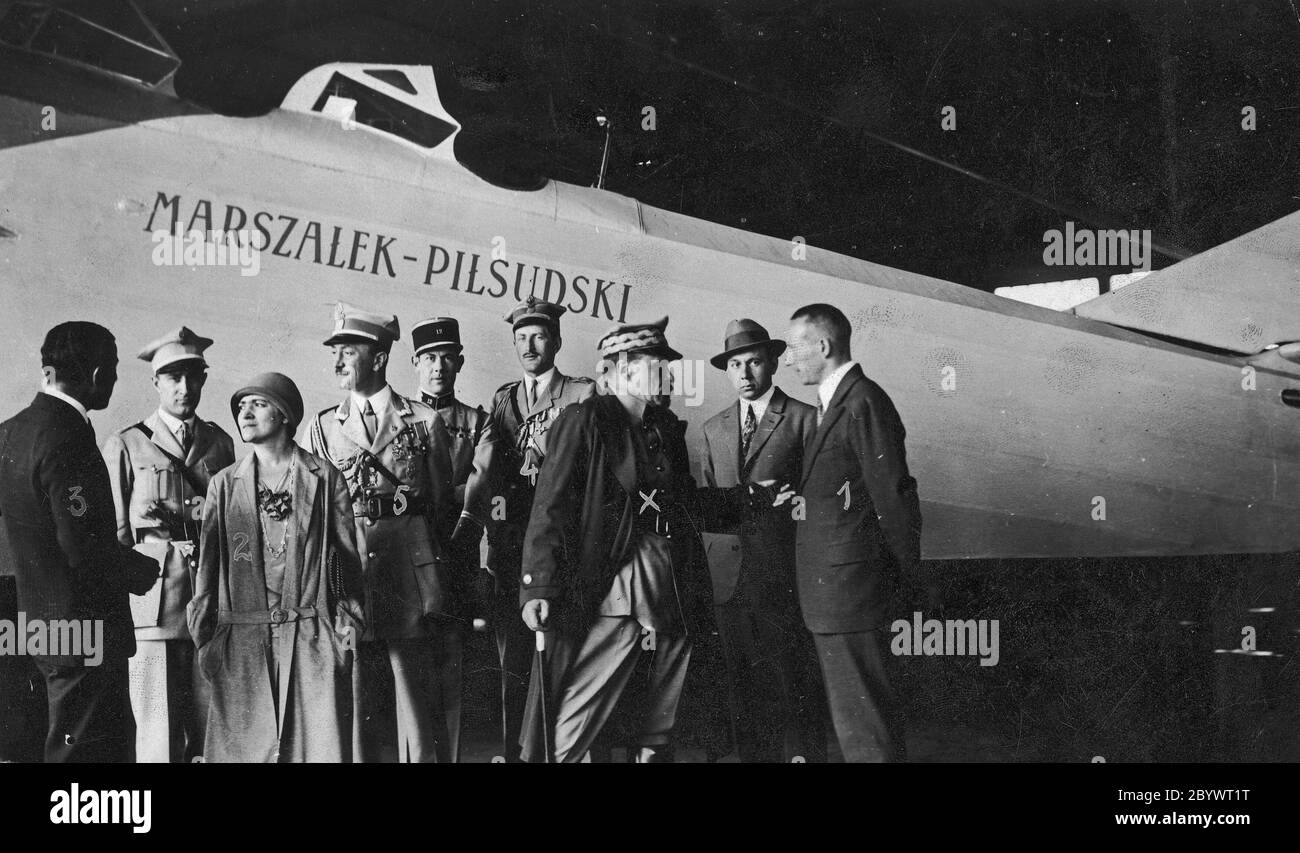 Deuxième vol transatlantique du major Kazimierz Kubala et Ludwik Idzikowski au-dessus de l'Atlantique. Le général Józef Haller (x) en conversation avec le pilote Kazimierz Kubala (1) dans le hangar en face de l'Amiot 123 'Marshal Piłsudski'. On peut aussi voir: Ludwik Idzikowski (3), adjudant du général Haller, le lieutenant Rusanowski (4), le colonel Franciszek Arciszewski (5), Zofia Arciszewska (2). Banque D'Images