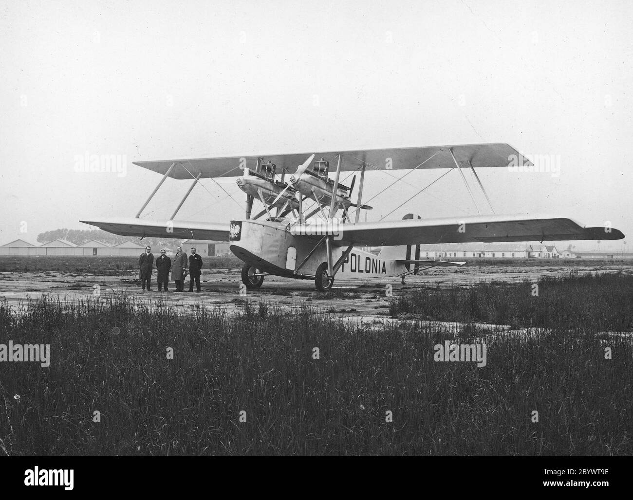 Visible: Activiste polonais américain Adamkiewicz (2e à droite), lieutenant-pilote de la réserve de PLL 'Lot' Włodzimierz Klisz (3e à droite), pilote capitaine du 3e Régiment d'aviation Adam S. Kowalczyk (1er à gauche). Banque D'Images