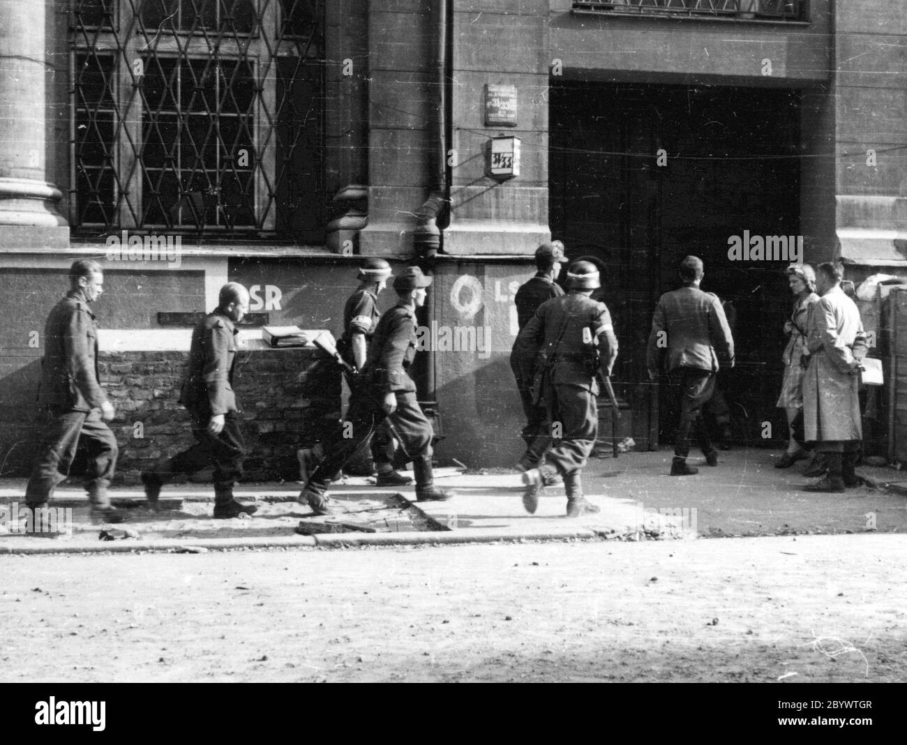 Soulèvement de Varsovie : première bipne allemande prise du bâtiment de la poste principale au bâtiment du PKO sur la rue Świętokrzyska ca. Août 1944 Banque D'Images