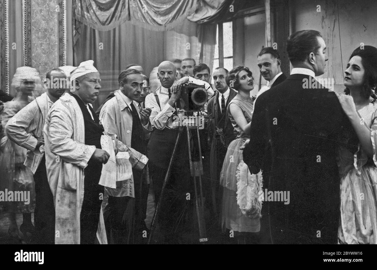 Scène du film Trędowata, 1926. Au premier plan, à droite, Bolesław Mierzejewski et Jadwiga Smosarska. Aussi visible entre autres le directeur Edward Puchalski et le cinéaste Zbigniew Gniazdowski ca. 1926 Banque D'Images
