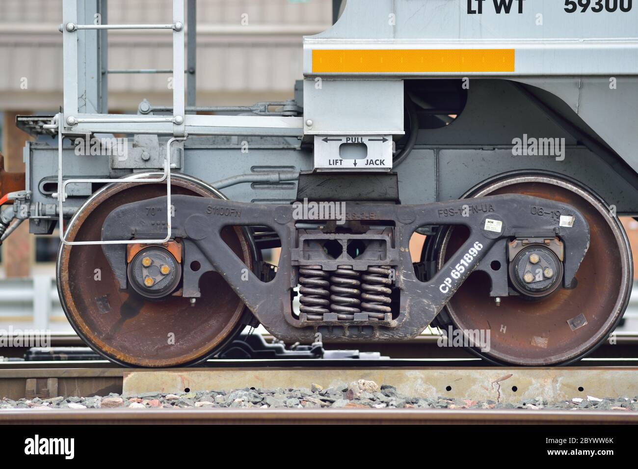 Franklin Park, Illinois, États-Unis. Un jeu standard de roues ou de camions AAR qui supportent les wagons de marchandises utilisés sur les chemins de fer nord-américains. Banque D'Images