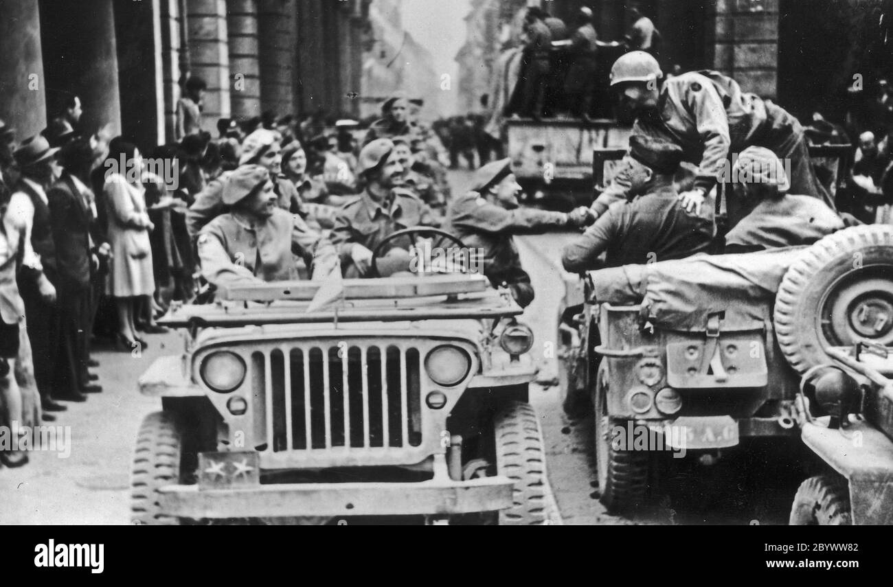 Les troupes polonaises du 2e corps polonais sont entrées à Bologne. Le général Klemens Rudnicki (au volant) serre la main avec le général Marek Clark. Le général Zygmunt Bohusz-Szyszko est assis sur le siège avant ca. 21 avril 1945 Banque D'Images