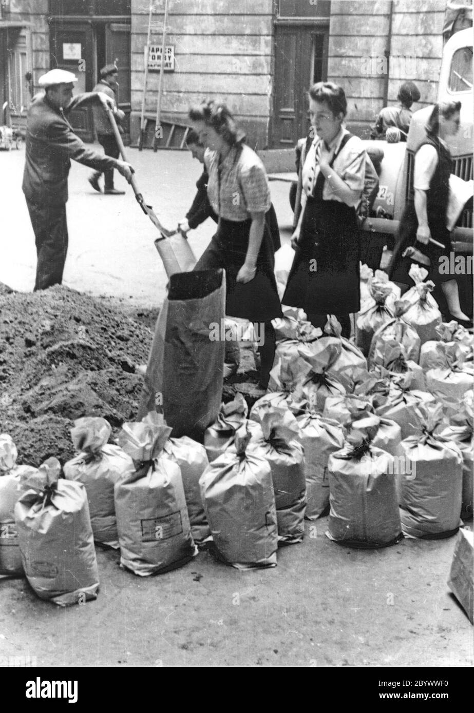 Soulèvement de Varsovie : remplissage de sacs de sable par la population civile dans la cour de la maison de ville à Moniuszki 11 rue ca. Août 1944 Banque D'Images
