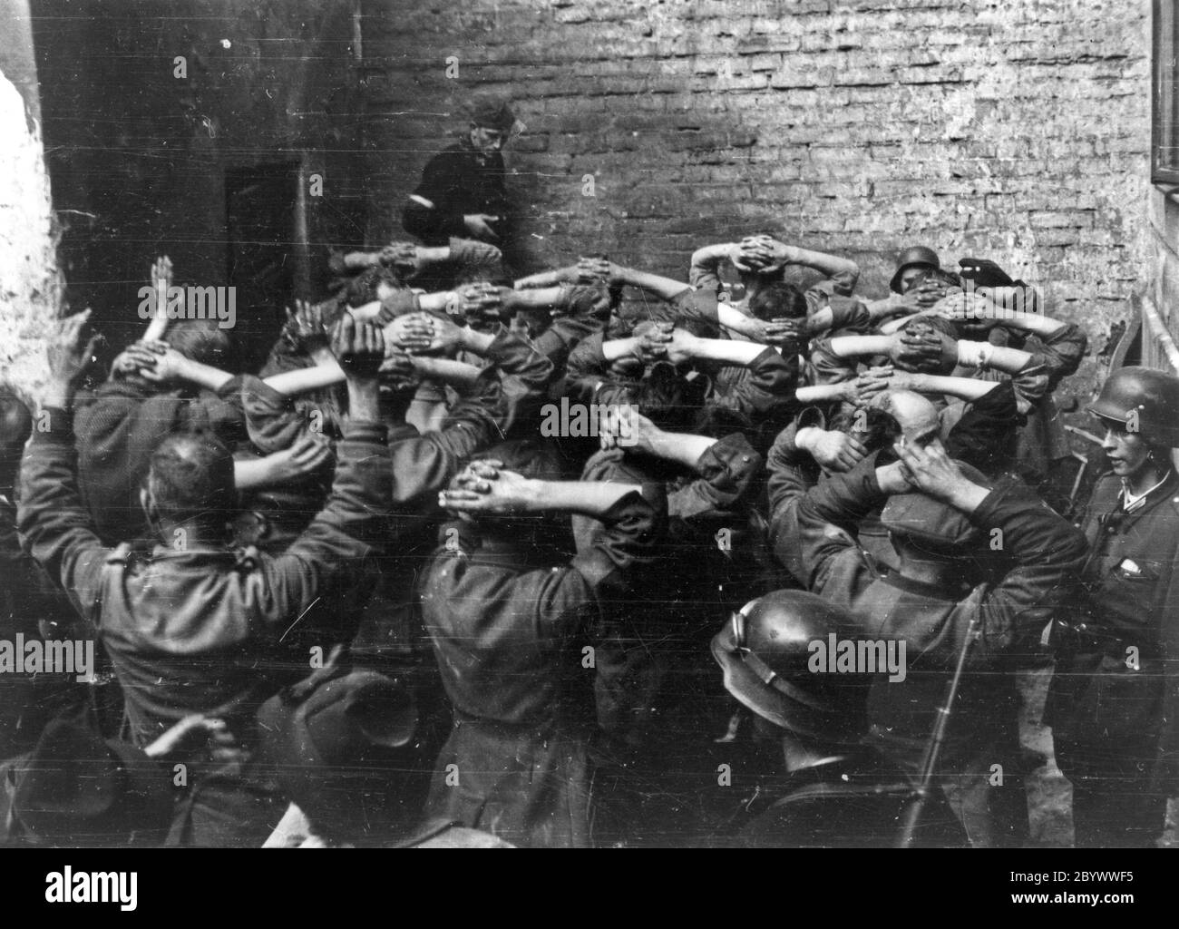 Soulèvement de Varsovie : les prisonniers de guerre allemands ont pris dans LE PASSÉ un bâtiment dans une cour d'une maison de ville sur la rue Zielna ca. Août 1944 Banque D'Images