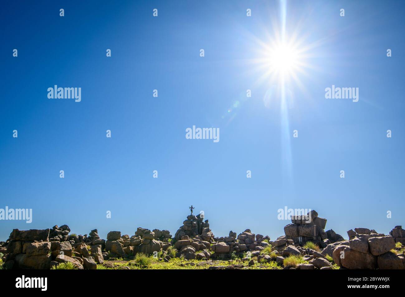 Une personne debout au sommet des rochers dans le terrain de jeu des géants , Hobas, Namibie Banque D'Images