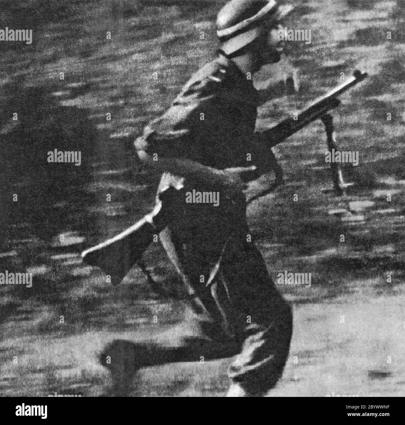 Un partisan polonais du bataillon Baszta en mouvement ca. 1944 Banque D'Images