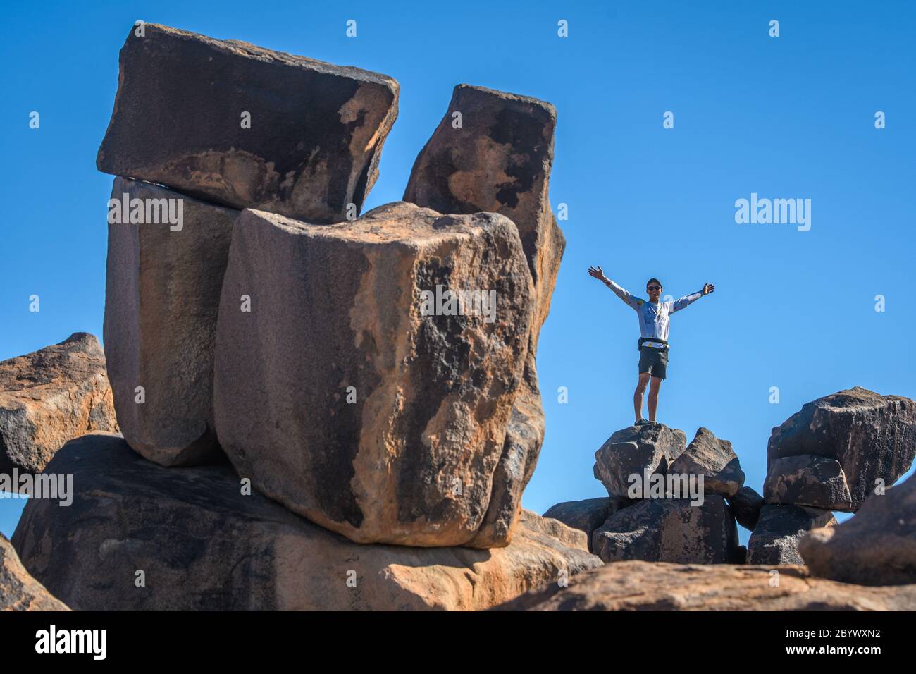 Une personne debout parmi les rochers qui composent le terrain de jeu des géants , Keetmanshoop, Namibie Banque D'Images